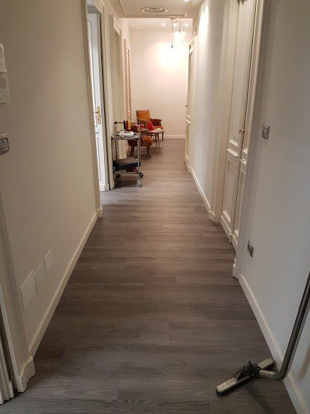 corridoio con parquet orizzontale