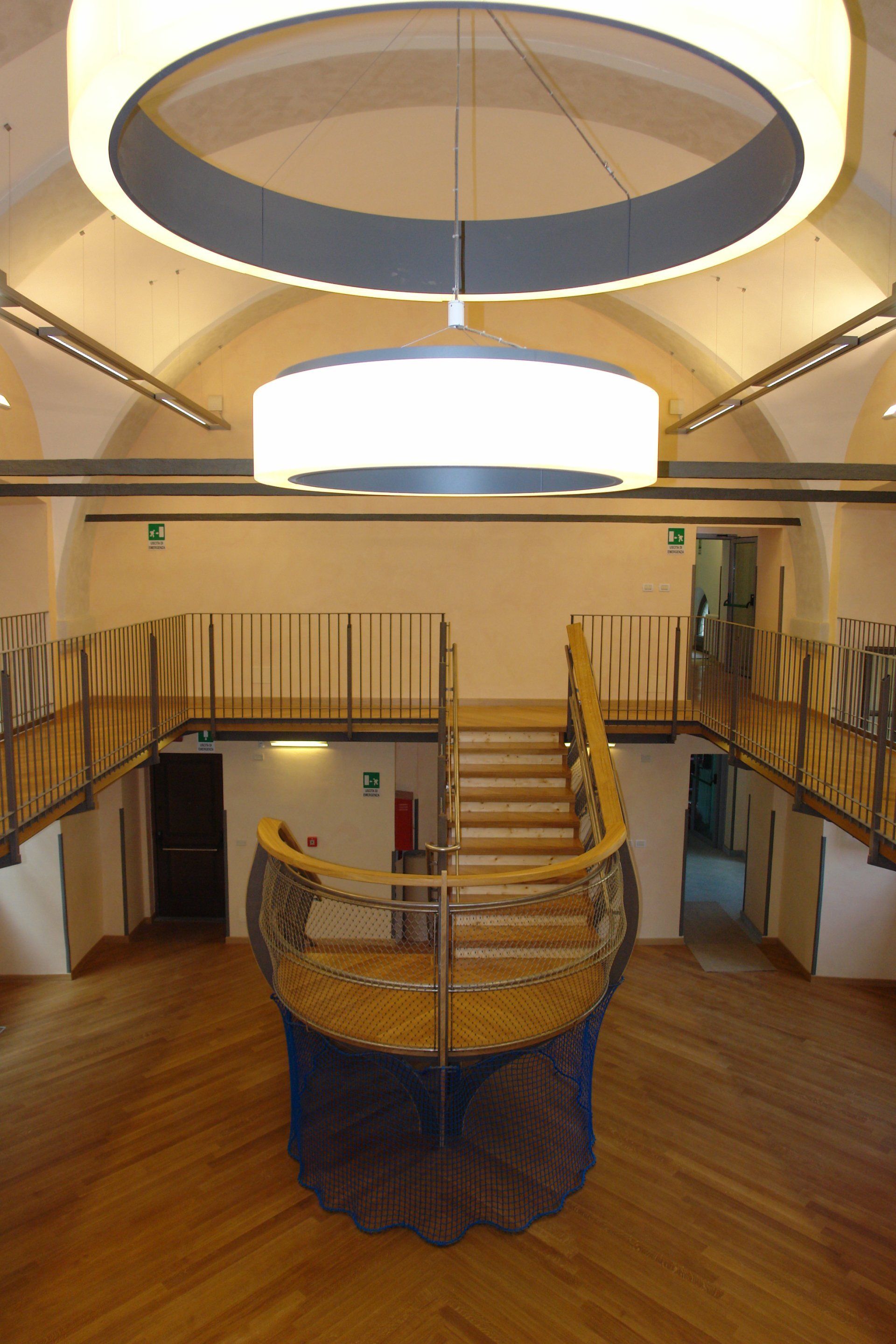 ambiente interno con scale e rivestimenti in legno