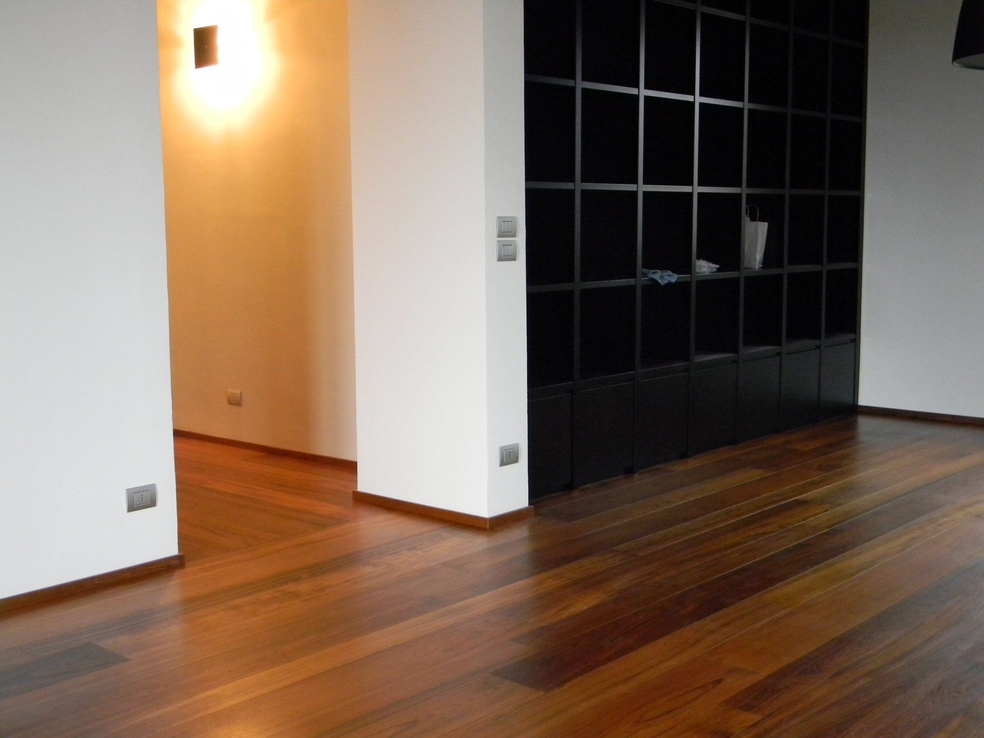 salotto con pavimento in legno scuro