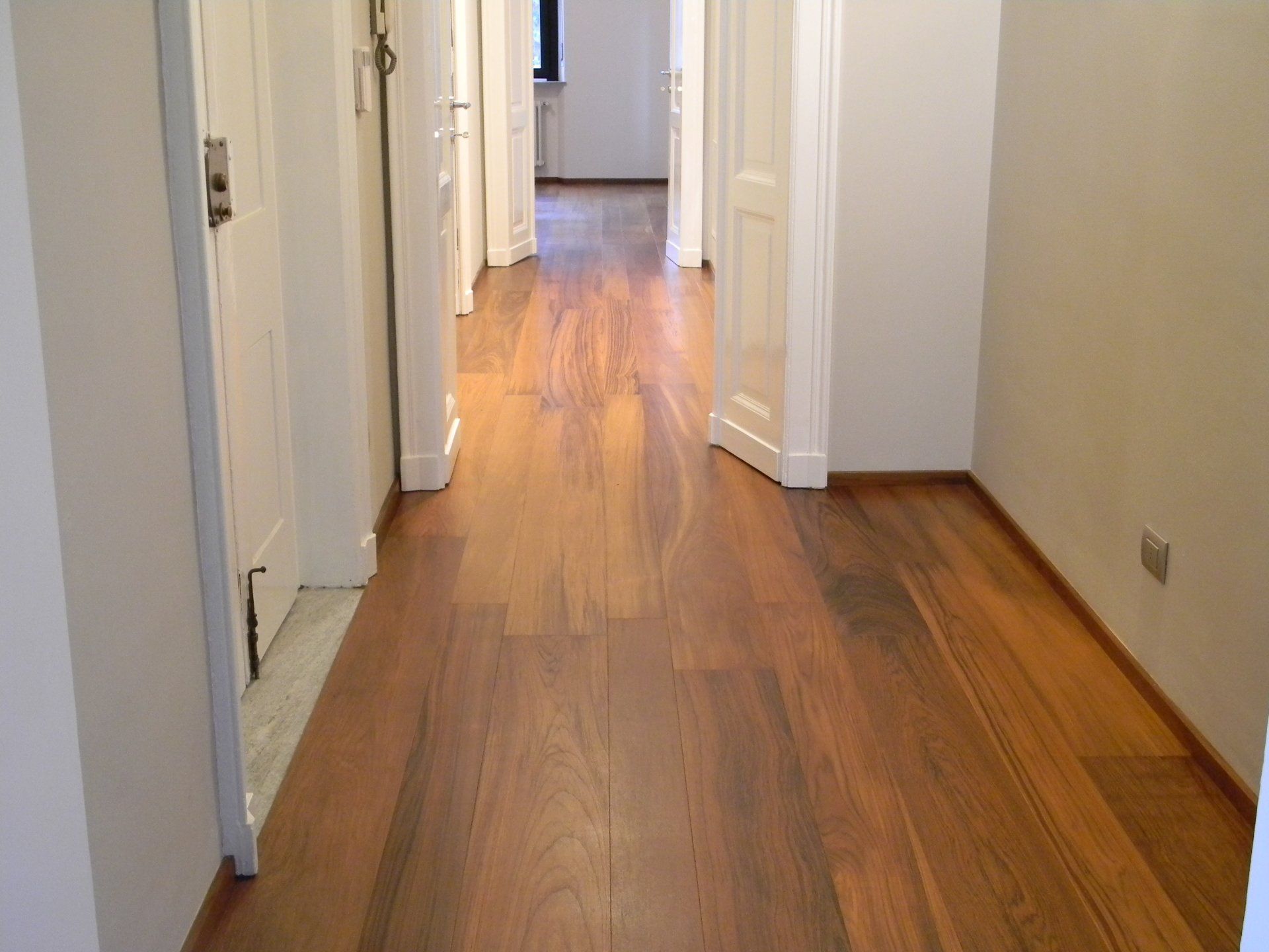 parquet in legno scuro per corridoio