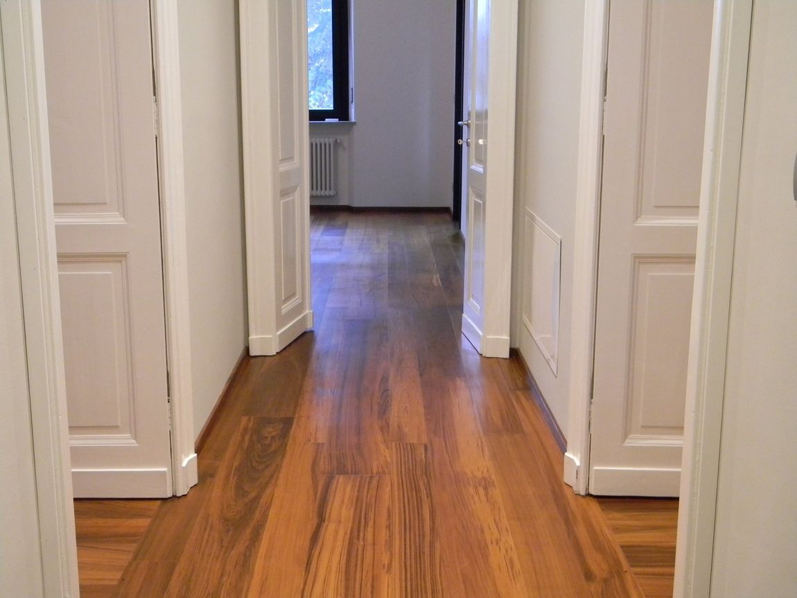 corridoio con pavimentazione in legno