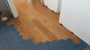 pavimento in legno con elementi esagonali