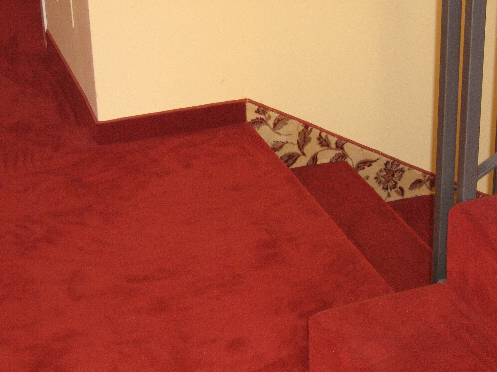 rivestimento in moquette rossa per scale