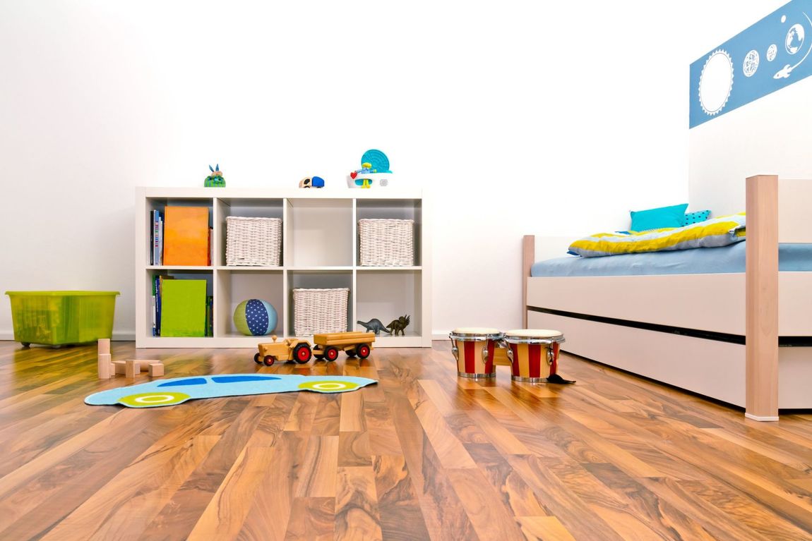 cameretta per bambini con pavimento in legno
