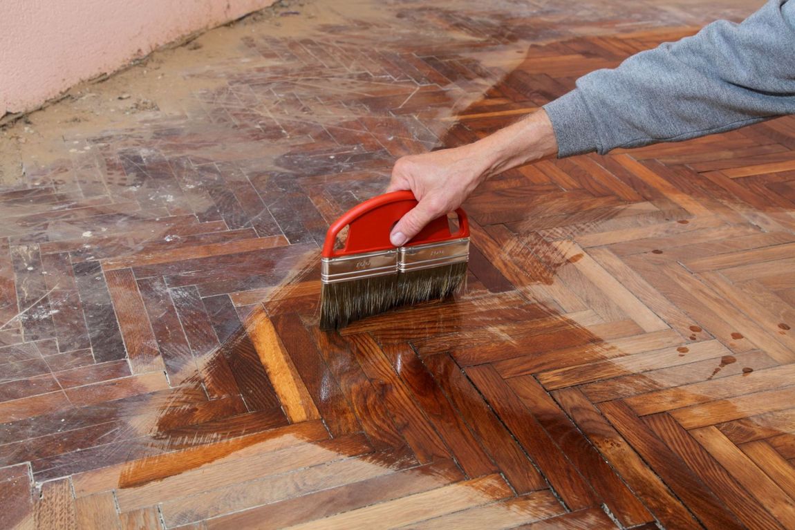 pulizia e restauro di pavimento in legno