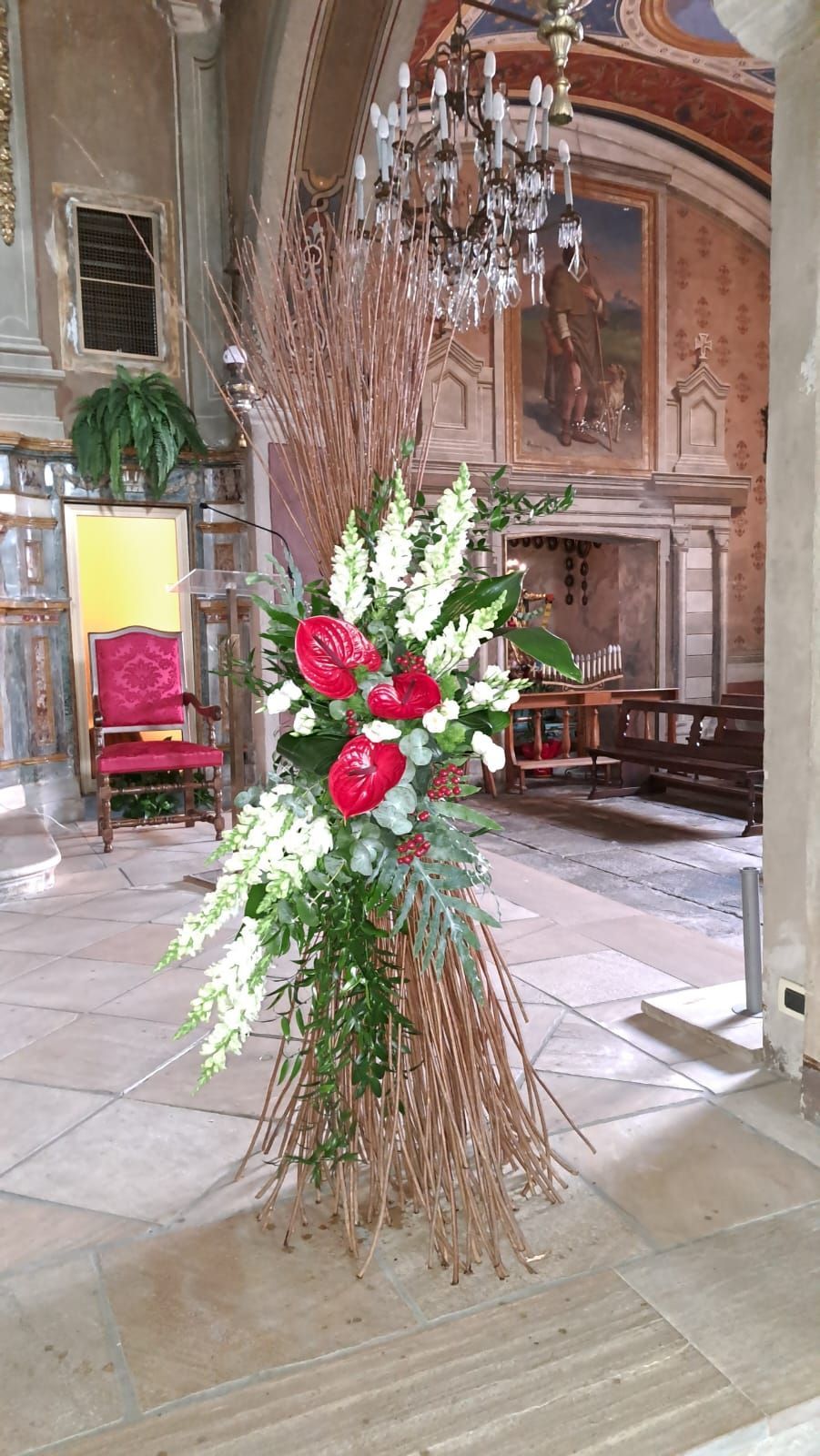 Allestimento floreale in chiesa