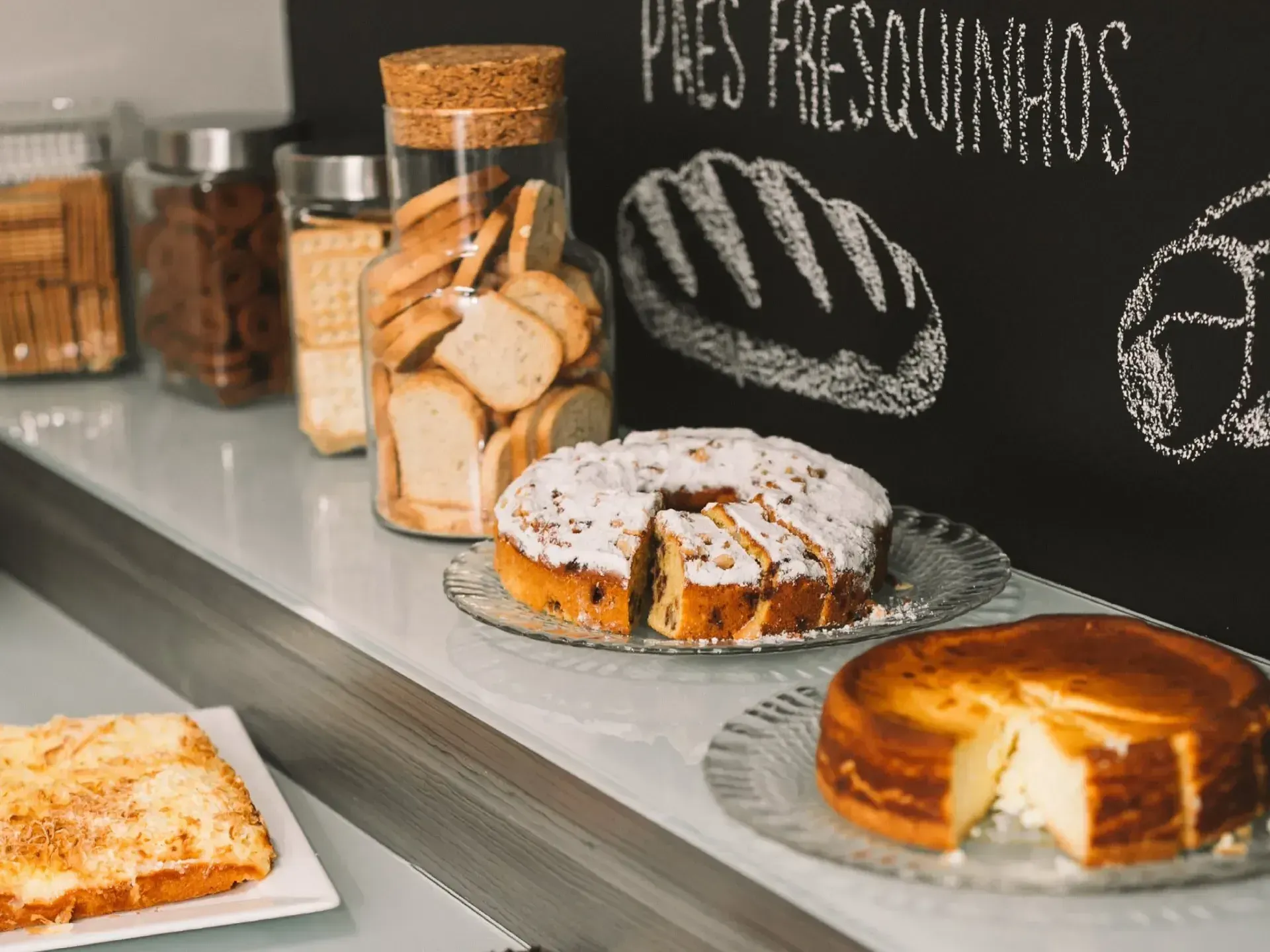 Um quadro negro com pão e biscoitos desenhados nele: Hotel Bergozza
