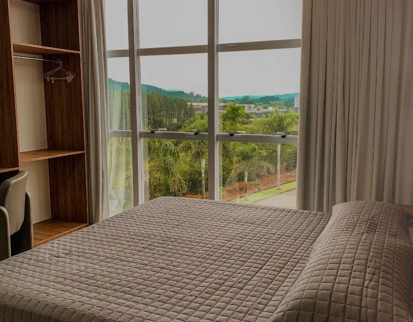 Um quarto com uma cama grande e uma janela grande: Hotel Bergozza