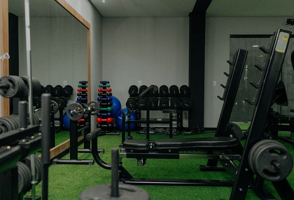 Uma academia com muitos halteres e um espelho: Hotel Bergozza
