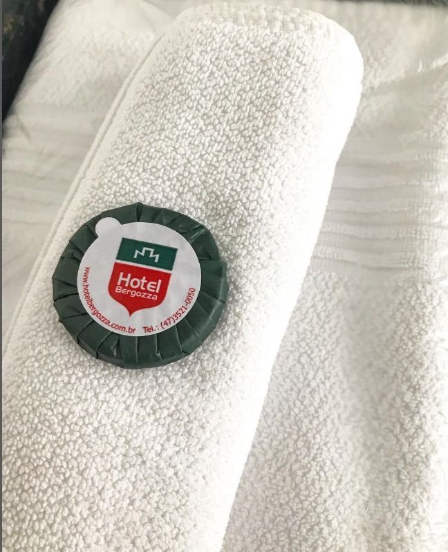 Uma toalha branca com o logotipo do hotel: Hotel Bergozza