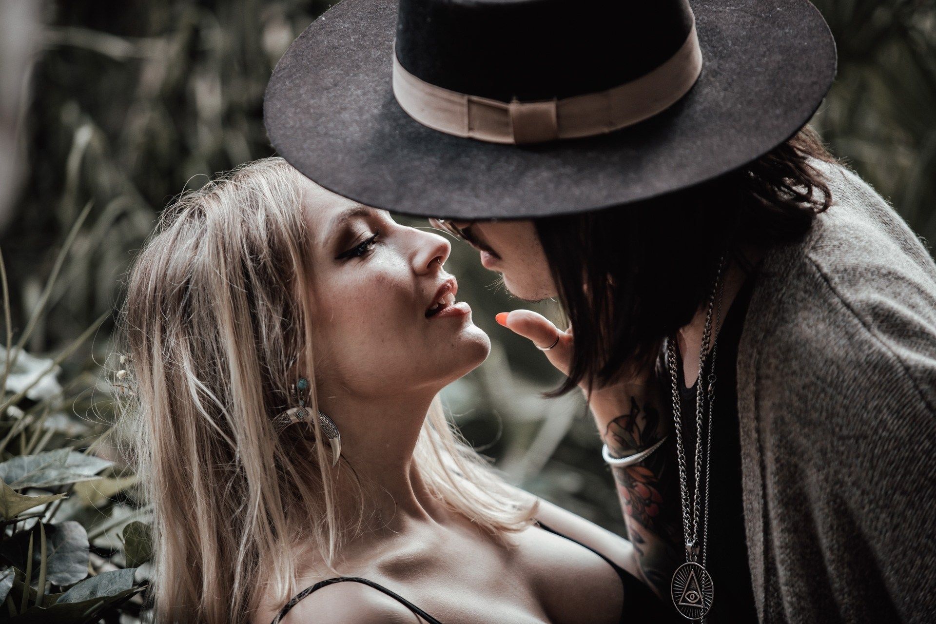 Reportage autentico per matrimoni intimi ed elopement. Fotografia naturale, discreta e senza pose.