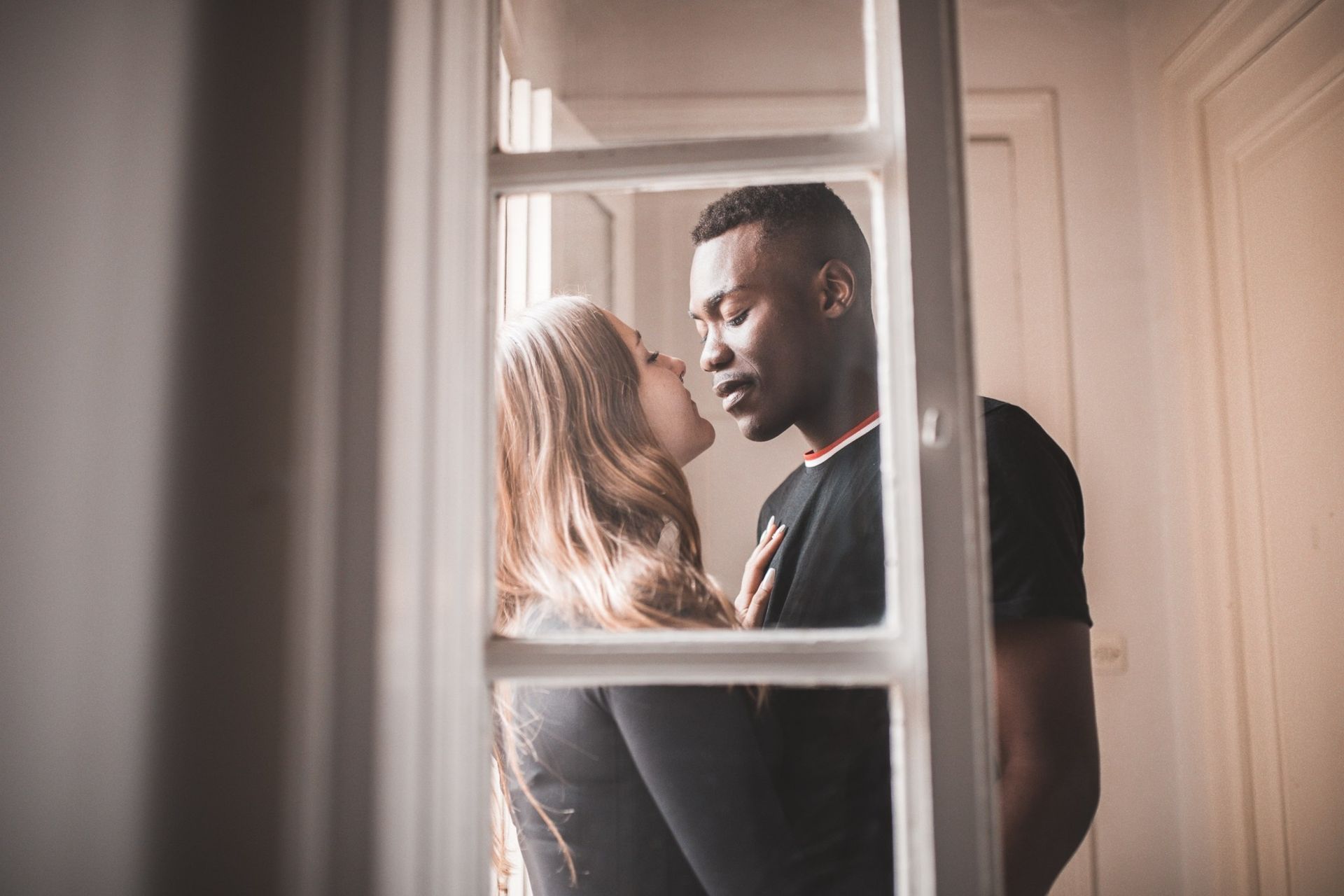 Reportage autentico per matrimoni intimi ed elopement. Fotografia naturale, discreta e senza pose.