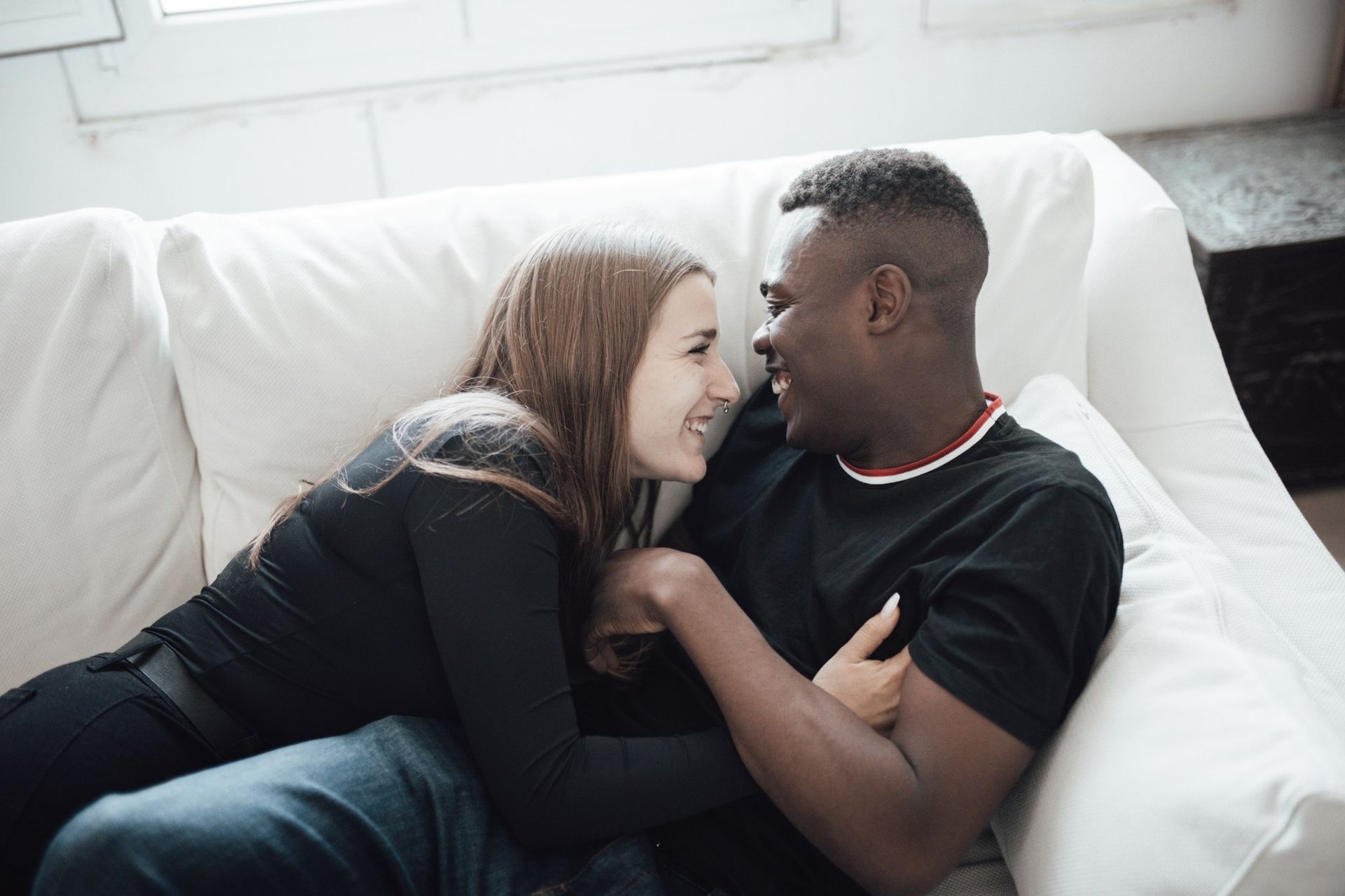 Reportage autentico per matrimoni intimi ed elopement. Fotografia naturale, discreta e senza pose.