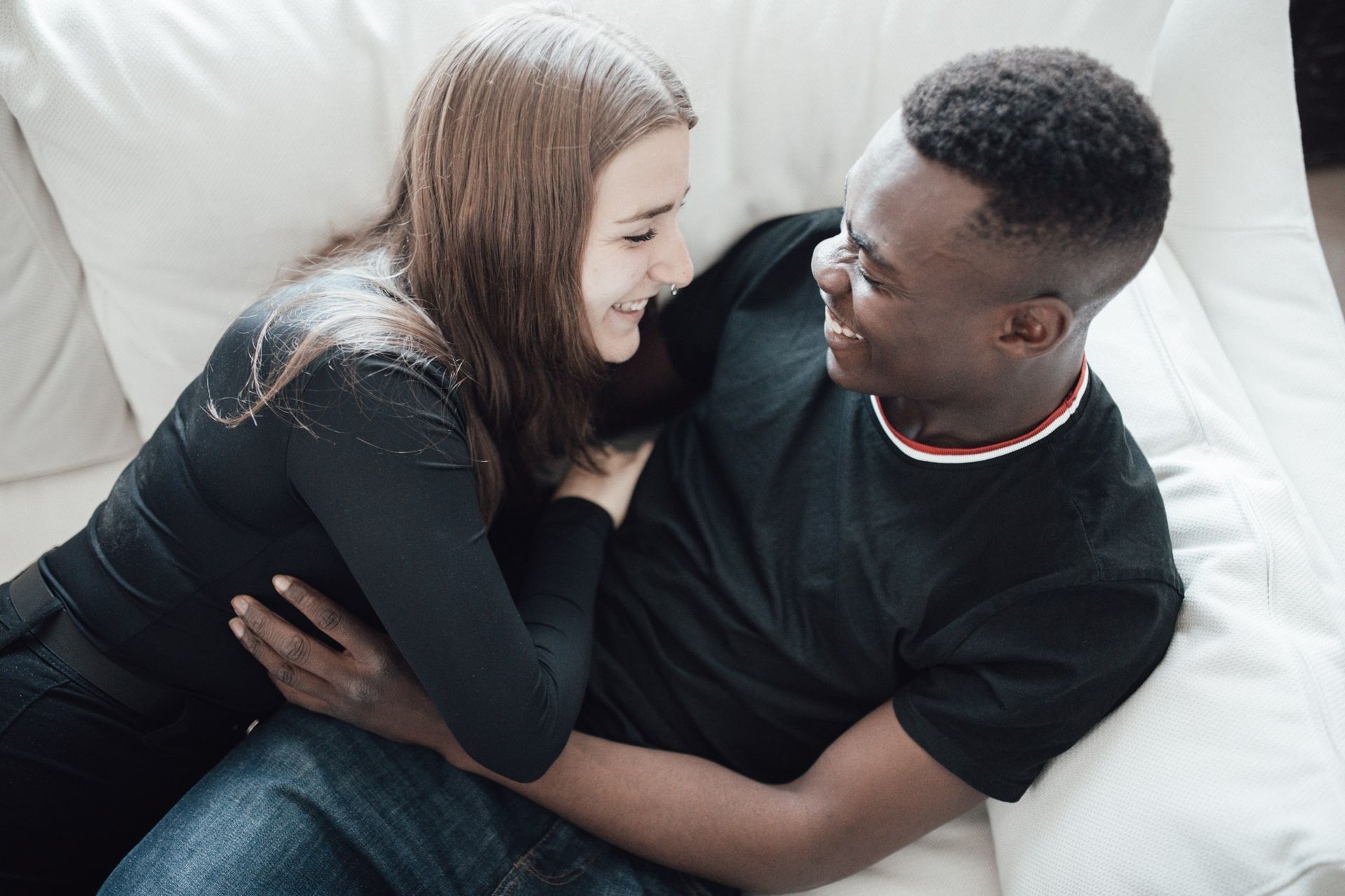 Reportage autentico per matrimoni intimi ed elopement. Fotografia naturale, discreta e senza pose.