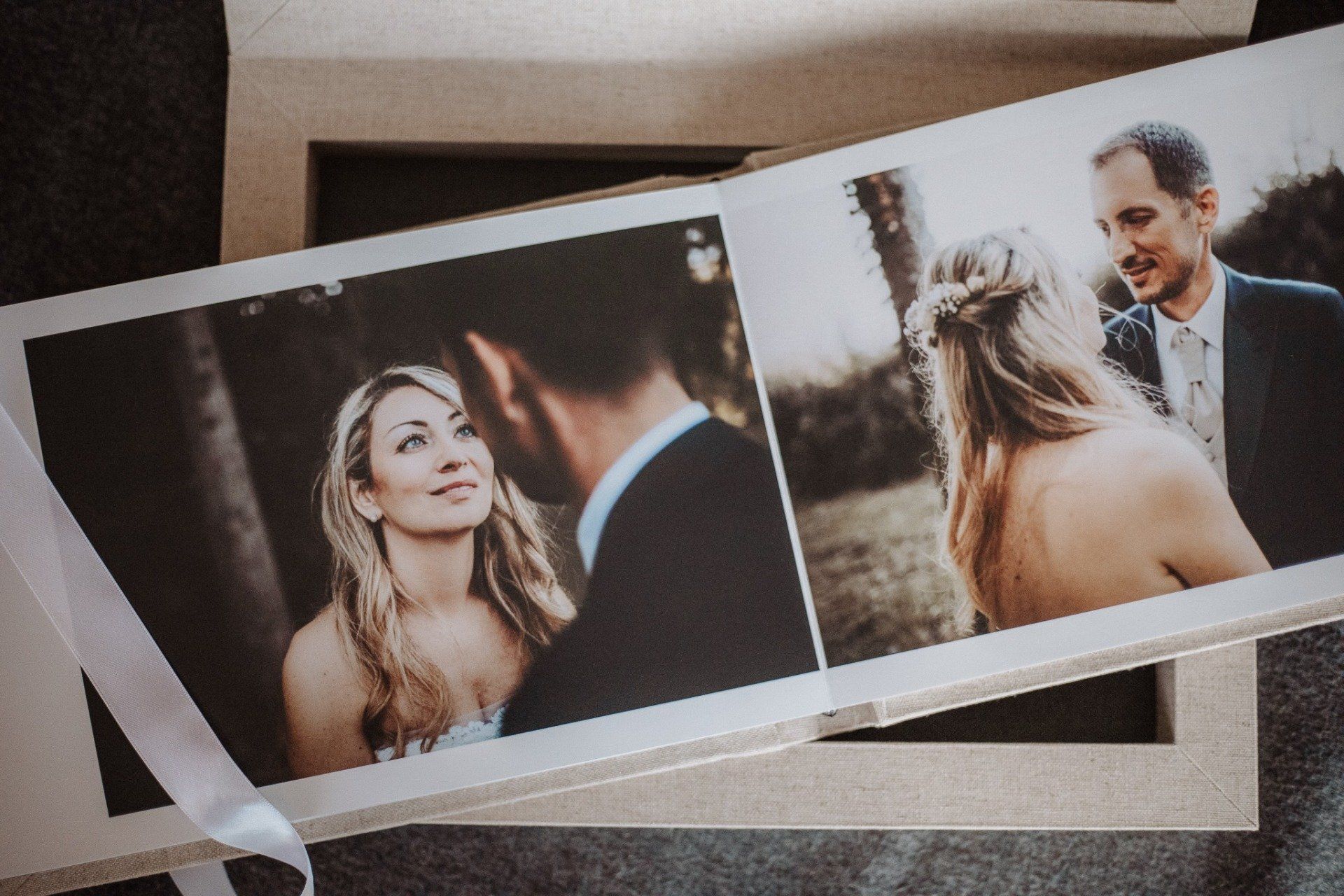 Reportage autentico per matrimoni intimi ed elopement. Fotografia naturale, discreta e senza pose.