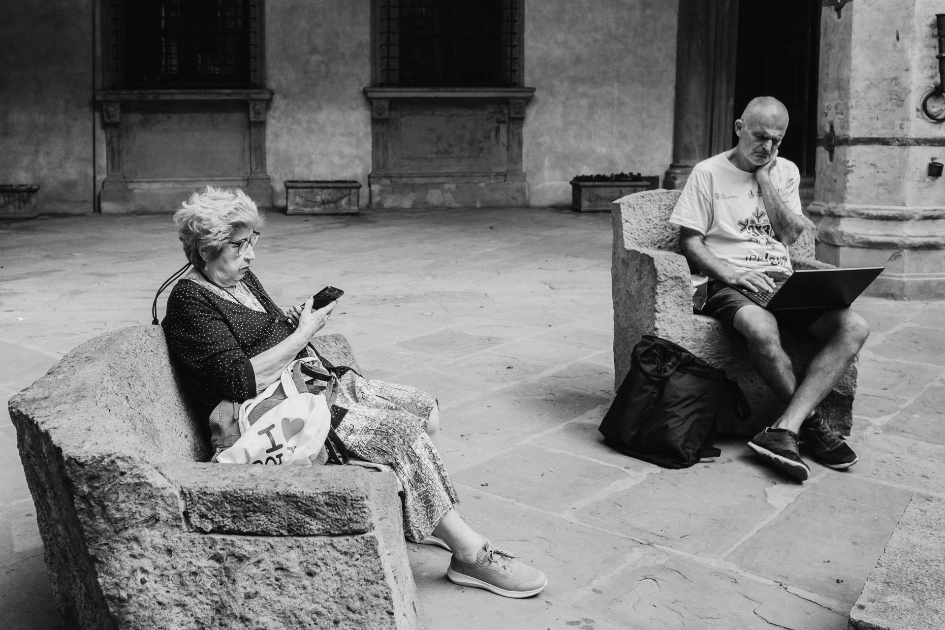 Racconti visivi di strada e quotidianità. Fotografia che osserva, ascolta e restituisce emozioni vere.