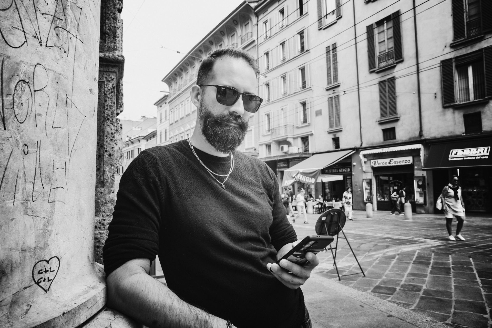 Racconti visivi di strada e quotidianità. Fotografia che osserva, ascolta e restituisce emozioni vere.