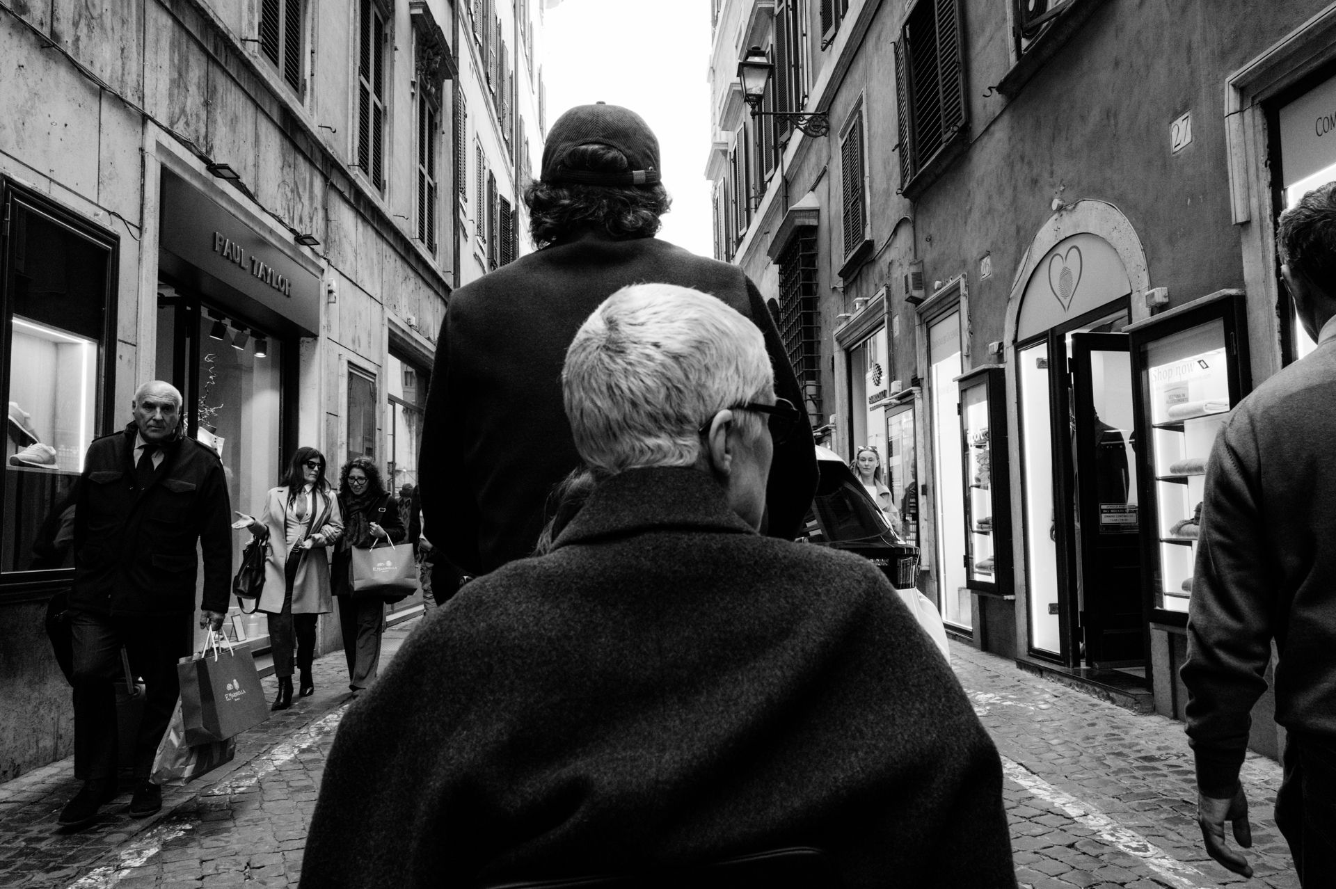 Racconti visivi di strada e quotidianità. Fotografia che osserva, ascolta e restituisce emozioni vere.
