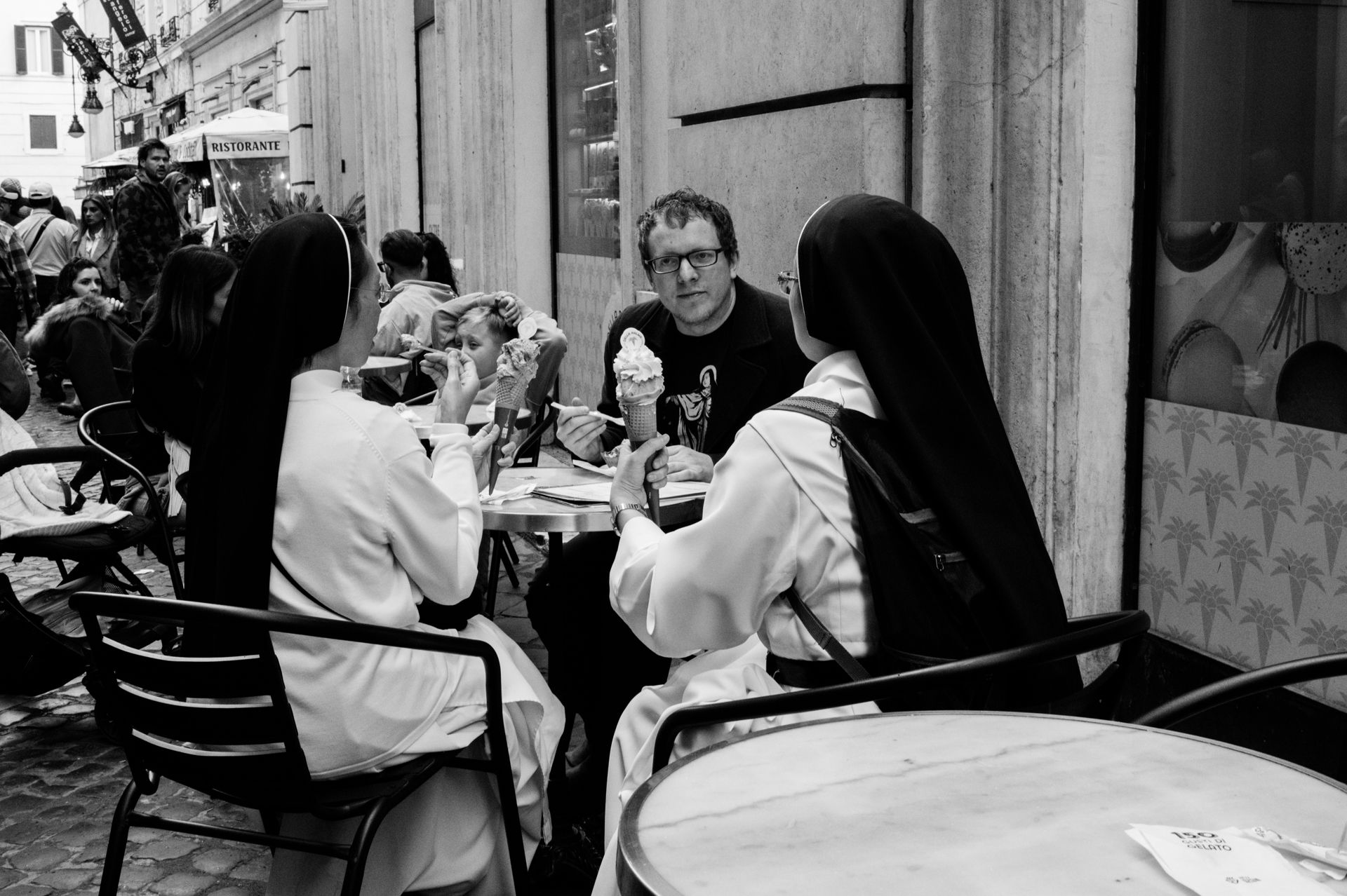 Racconti visivi di strada e quotidianità. Fotografia che osserva, ascolta e restituisce emozioni vere.