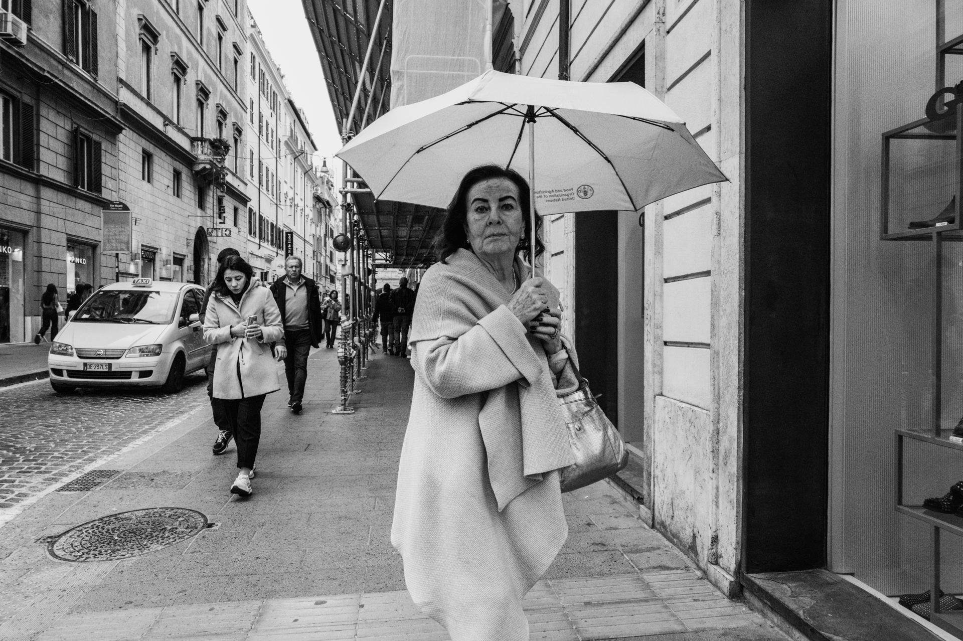 Racconti visivi di strada e quotidianità. Fotografia che osserva, ascolta e restituisce emozioni vere.