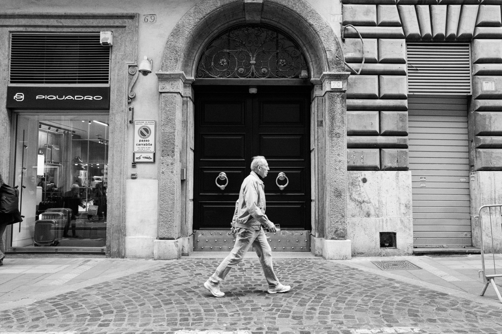 Racconti visivi di strada e quotidianità. Fotografia che osserva, ascolta e restituisce emozioni vere.