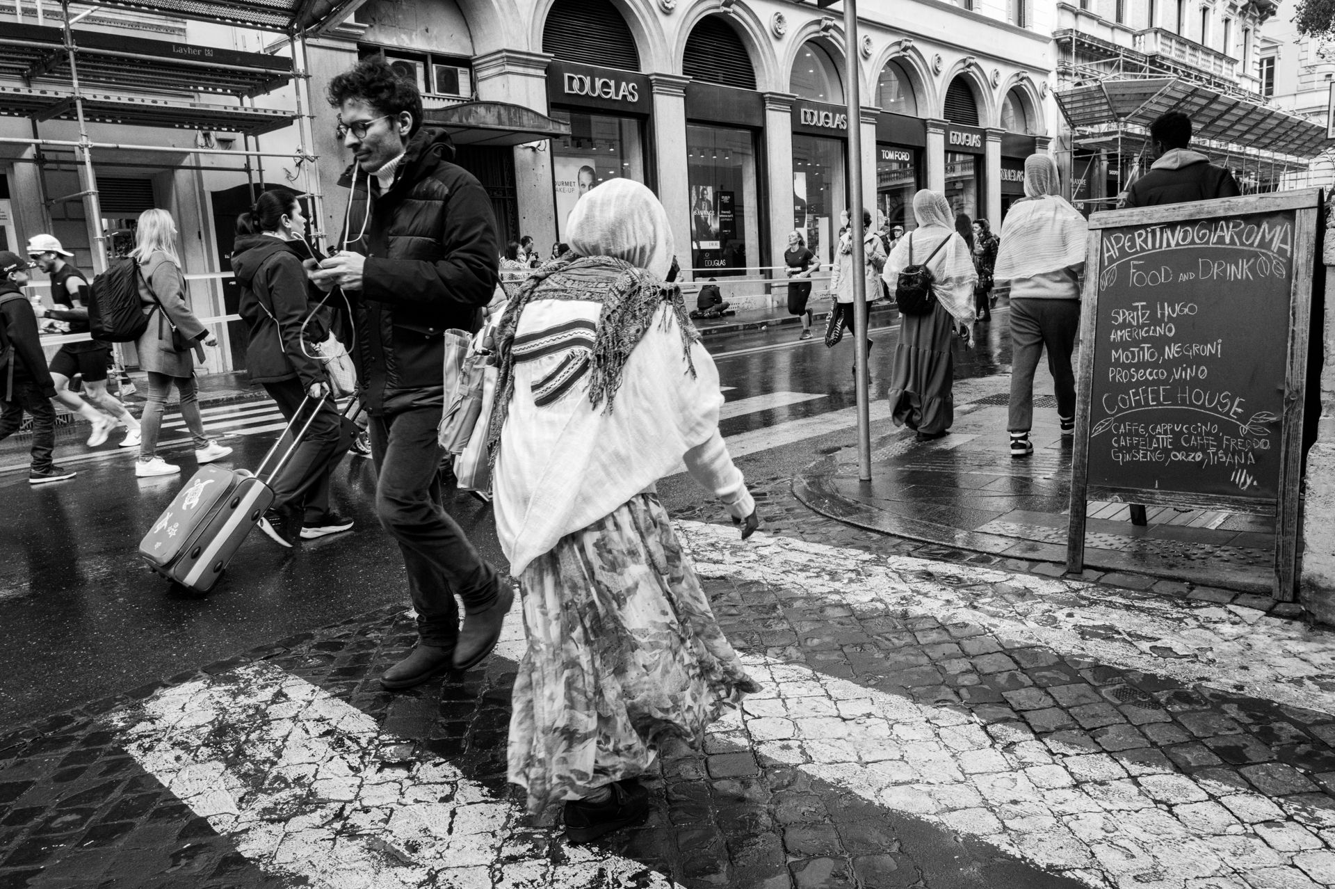 Racconti visivi di strada e quotidianità. Fotografia che osserva, ascolta e restituisce emozioni vere.