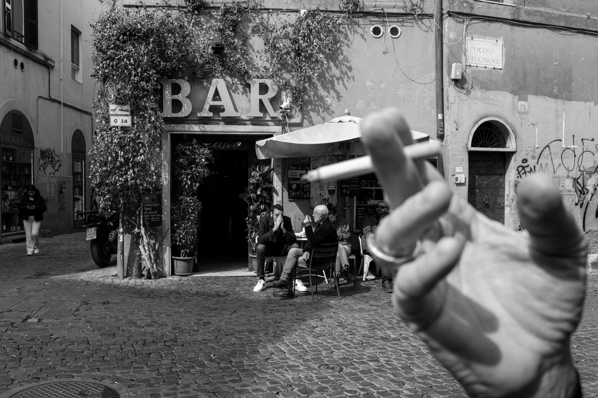 Racconti visivi di strada e quotidianità. Fotografia che osserva, ascolta e restituisce emozioni vere.