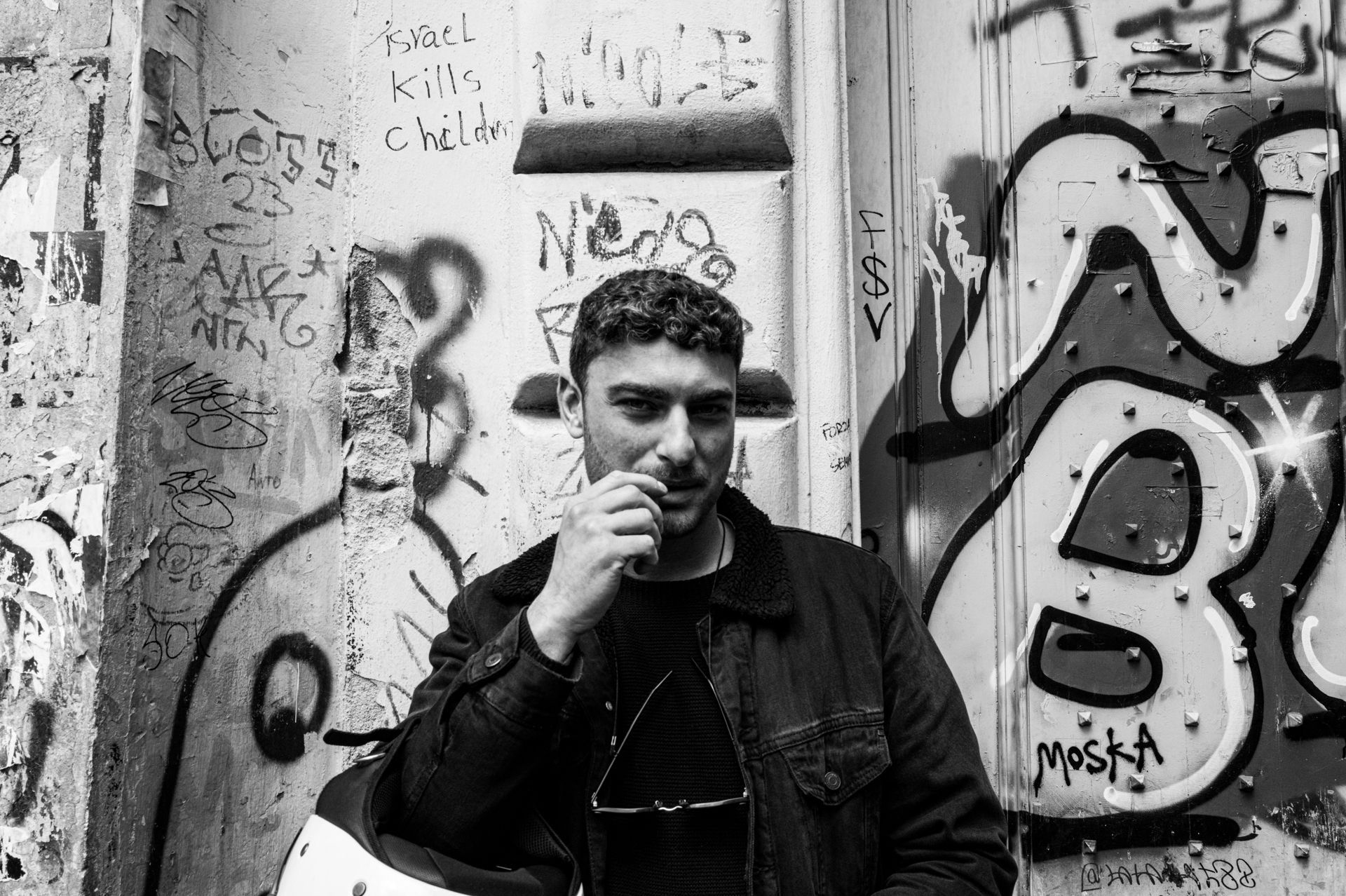 Racconti visivi di strada e quotidianità. Fotografia che osserva, ascolta e restituisce emozioni vere.