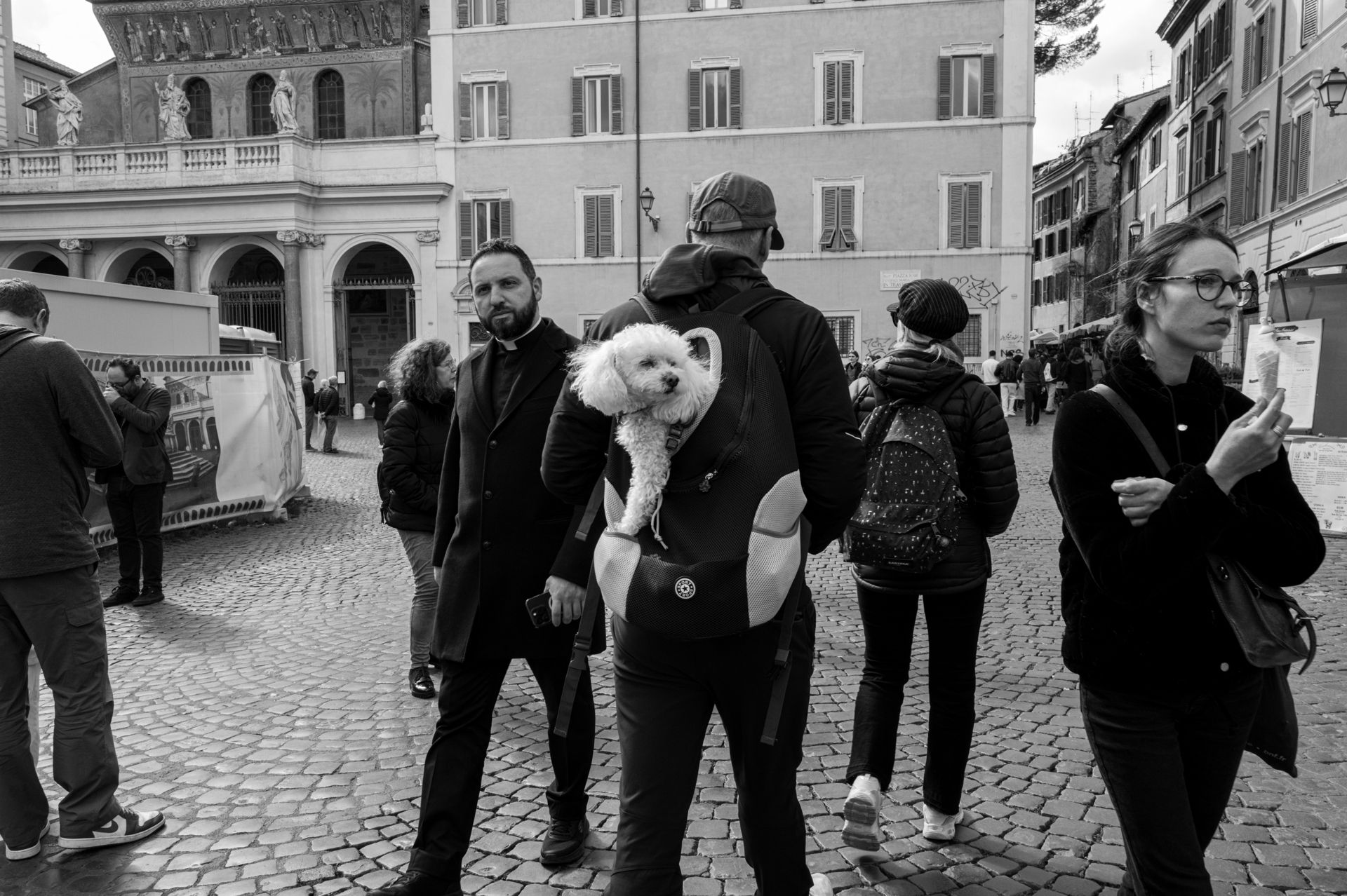 Racconti visivi di strada e quotidianità. Fotografia che osserva, ascolta e restituisce emozioni vere.