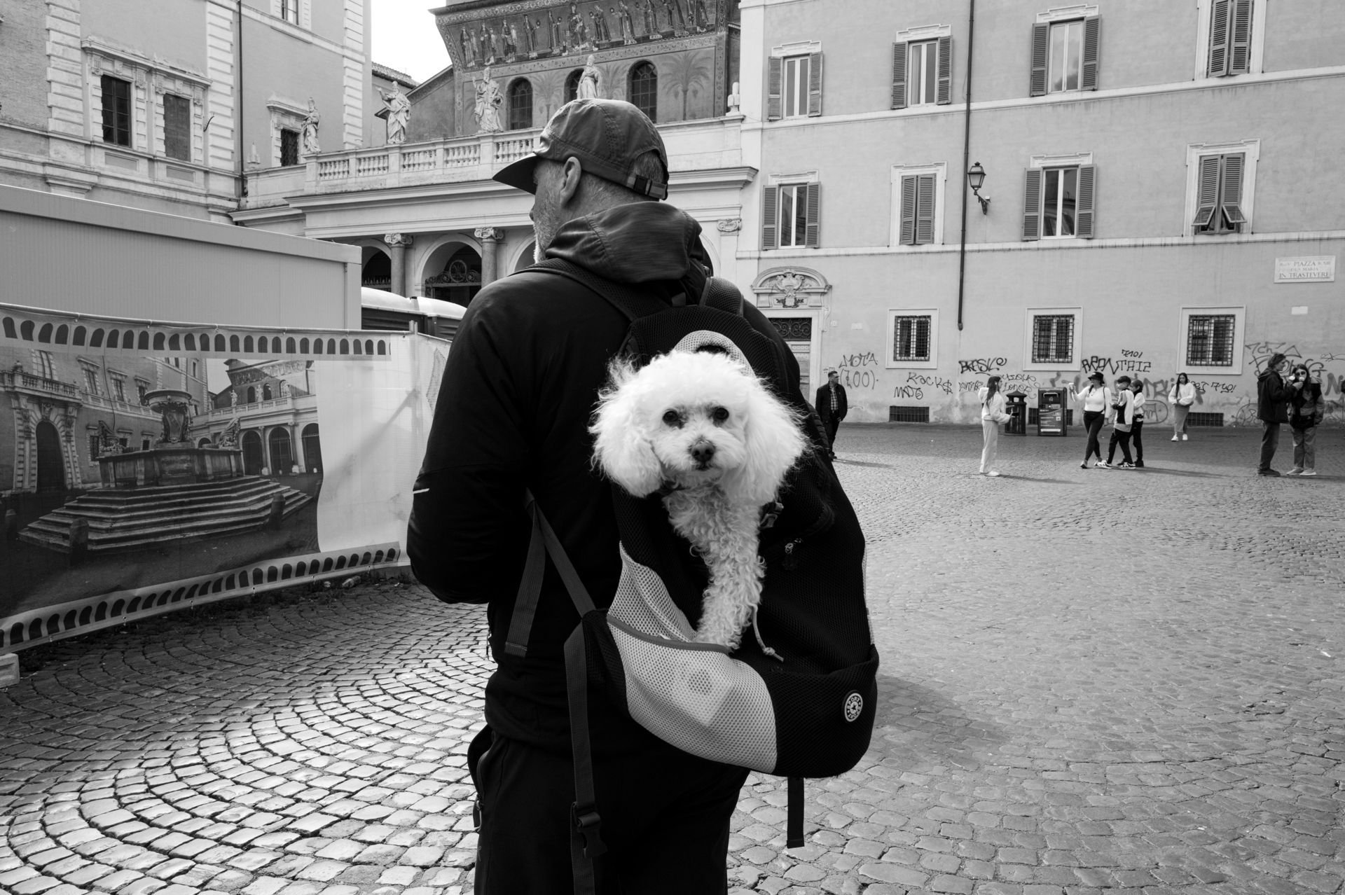 Racconti visivi di strada e quotidianità. Fotografia che osserva, ascolta e restituisce emozioni vere.