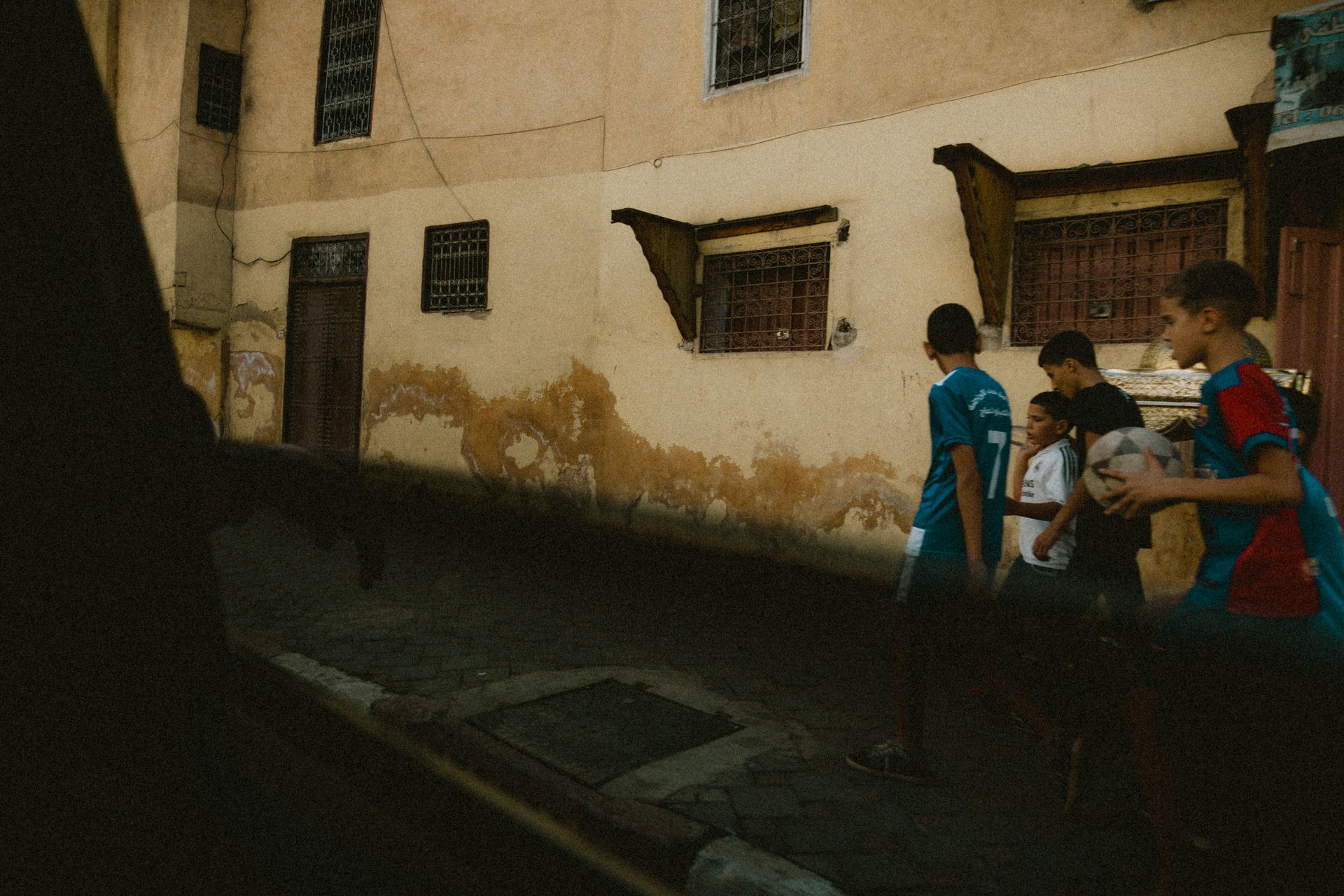 Racconti visivi di strada e quotidianità. Fotografia che osserva, ascolta e restituisce emozioni vere.