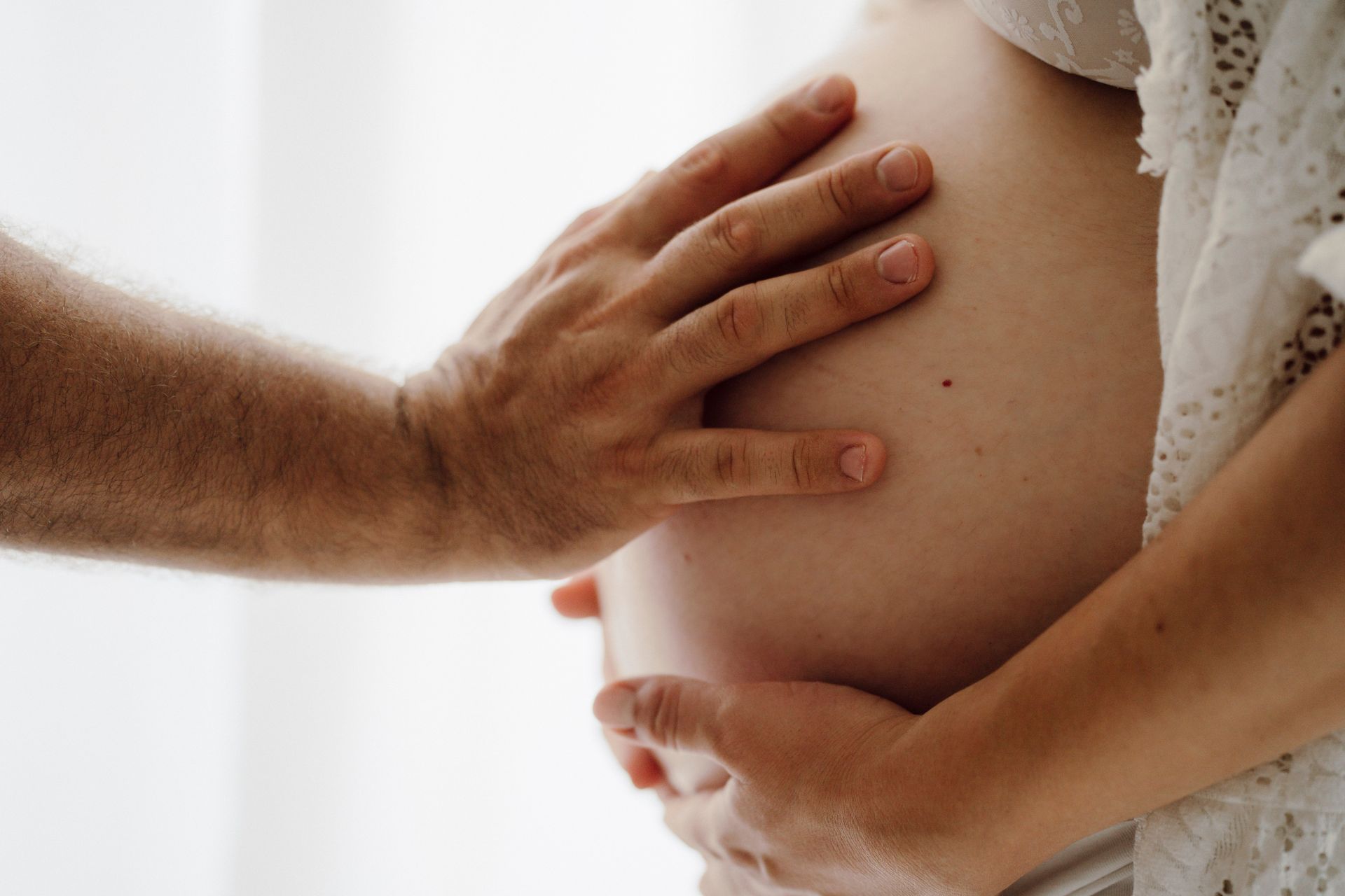 Servizio fotografico di famiglia e gravidanza in Italia. Stile naturale, reportage autentico.