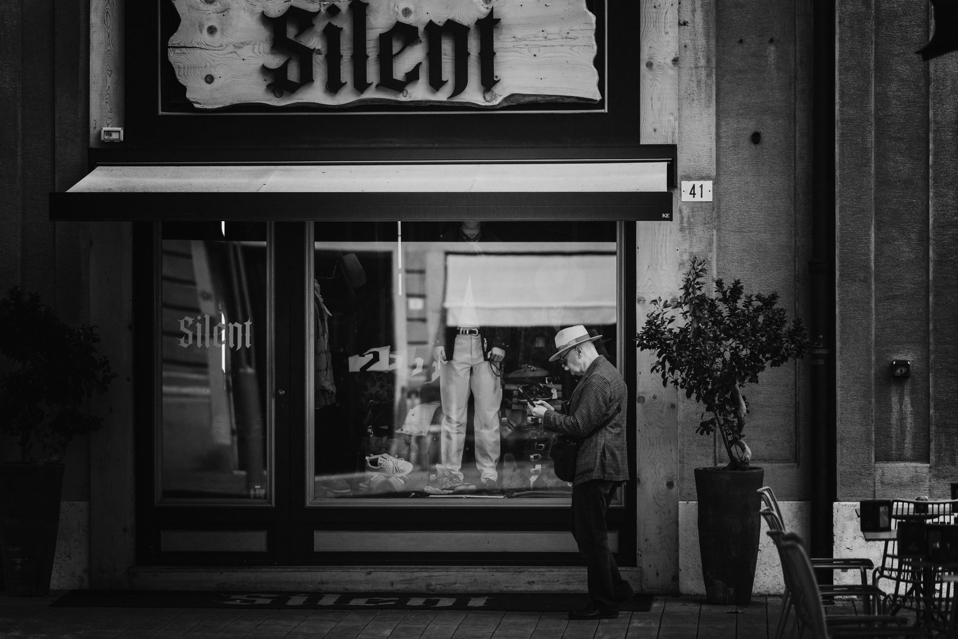 Racconti visivi di strada e quotidianità. Fotografia che osserva, ascolta e restituisce emozioni vere.