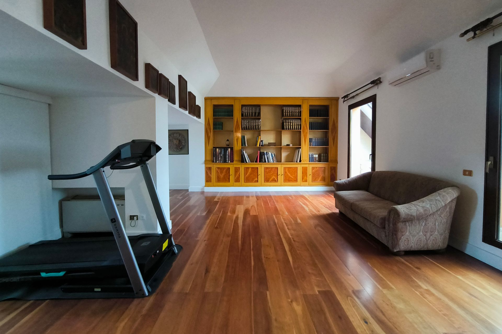 Home staging camera LOFT CON DIVANO