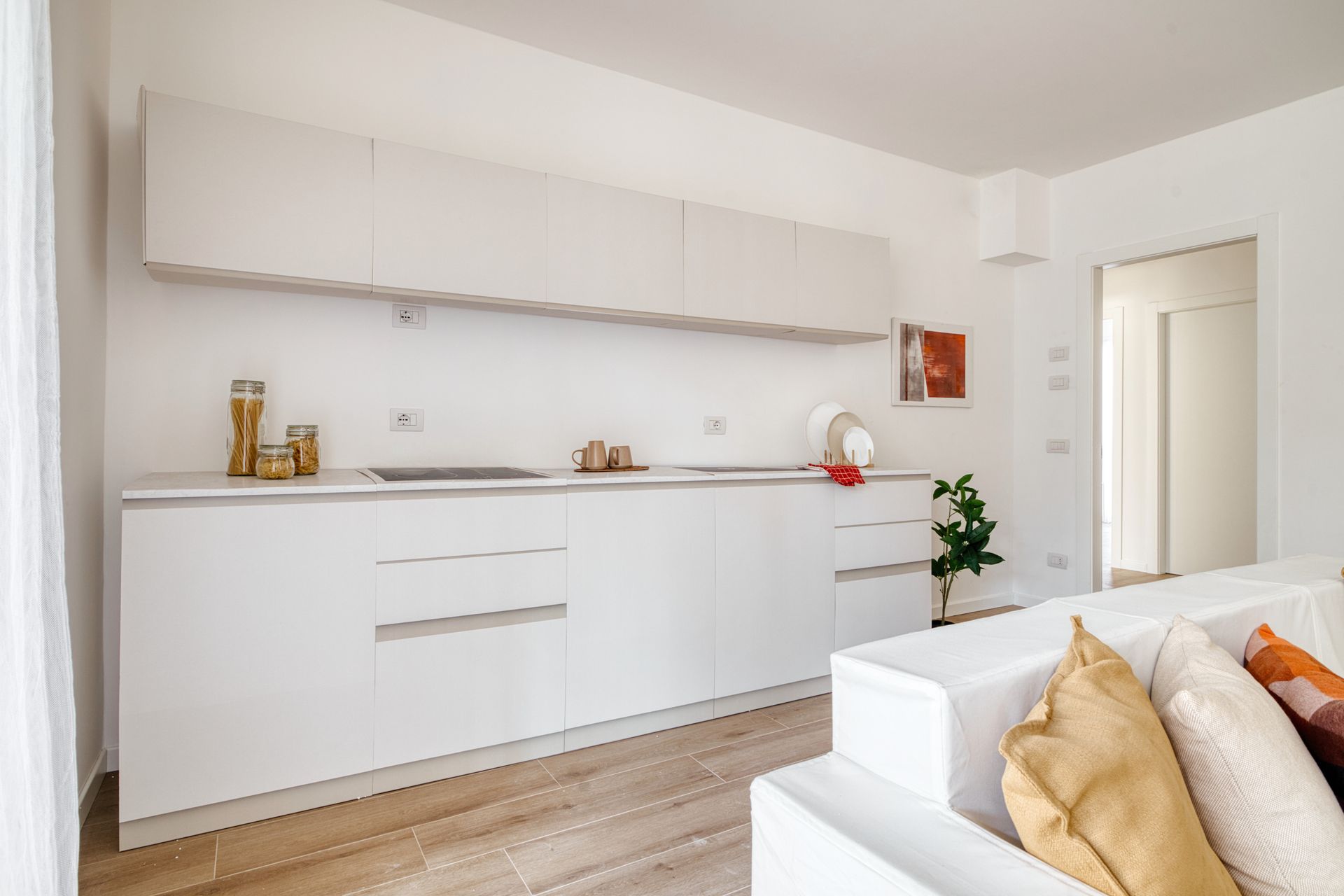 HOME STAGING APPARTAMENTO CAMPIONE NUOVA COSTRUZIONE CUCINA IN CARTONE