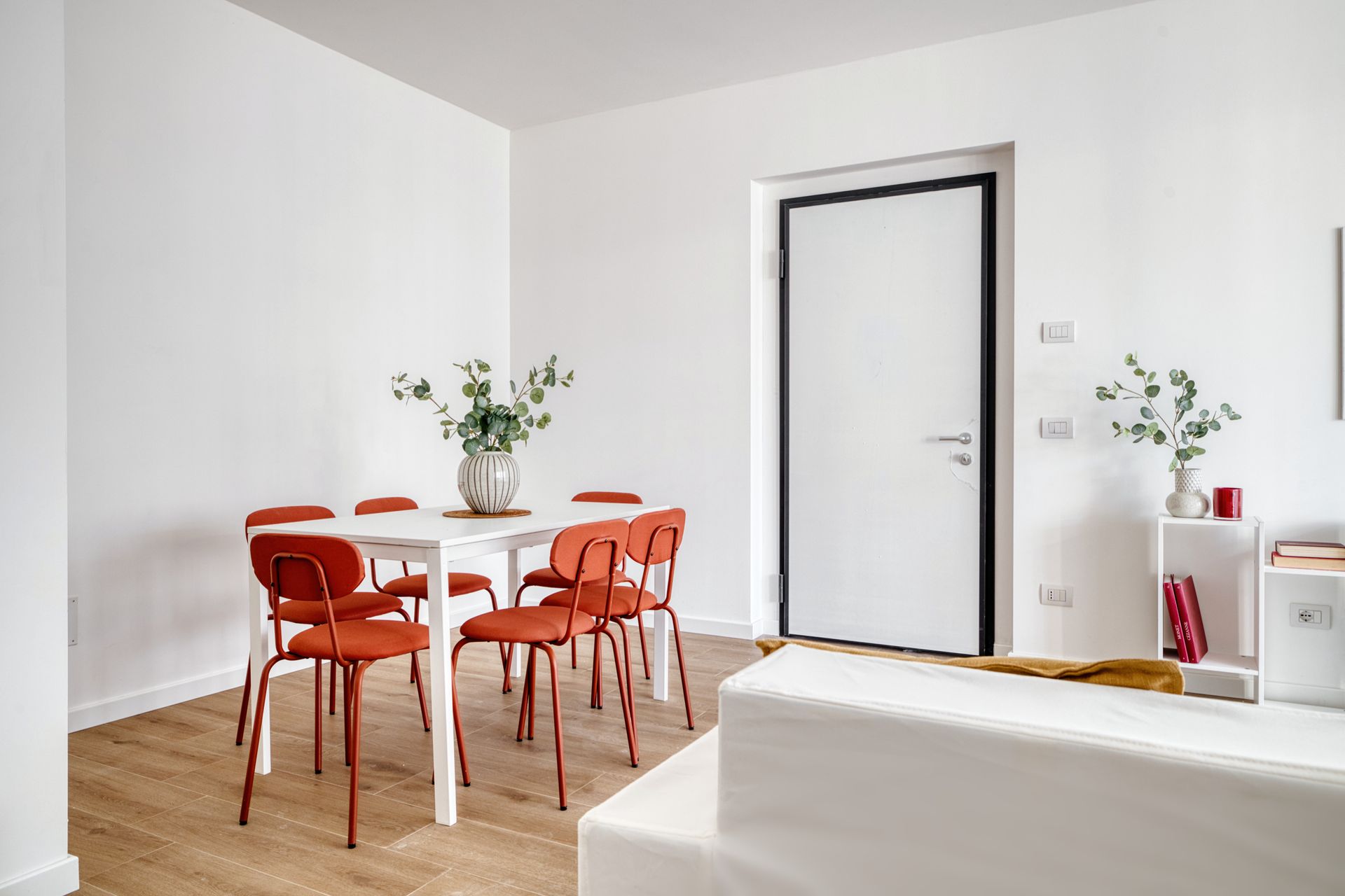 HOME STAGING APPARTAMENTO CAMPIONE DIVANO CARTONE