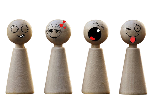 Spielfiguren aus Holz mit unterschiedlicher Mimik