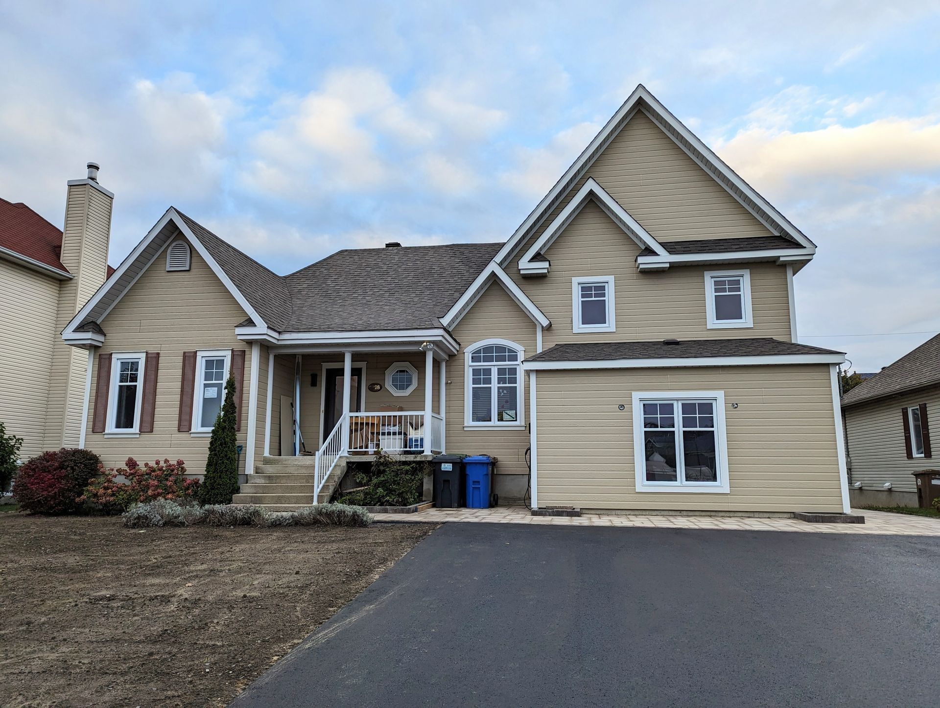 Une grande maison avec beaucoup de fenêtres et un porche