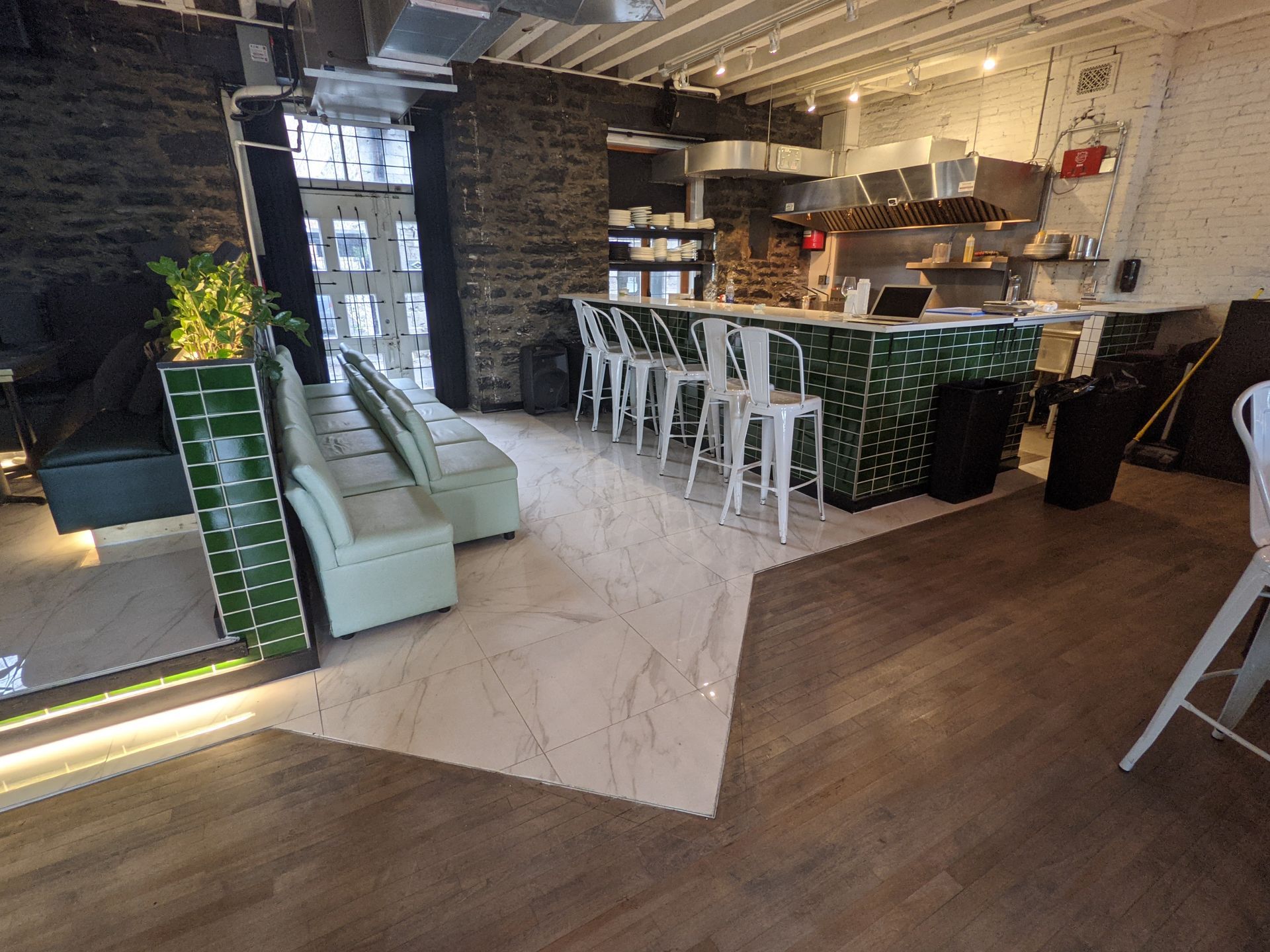 Un restaurant avec une longue table et des chaises et un bar.