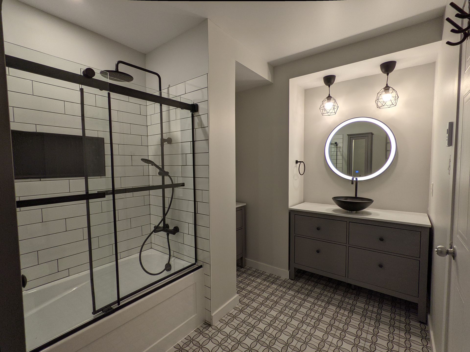 Une salle de bain avec baignoire , lavabo , douche et miroir.