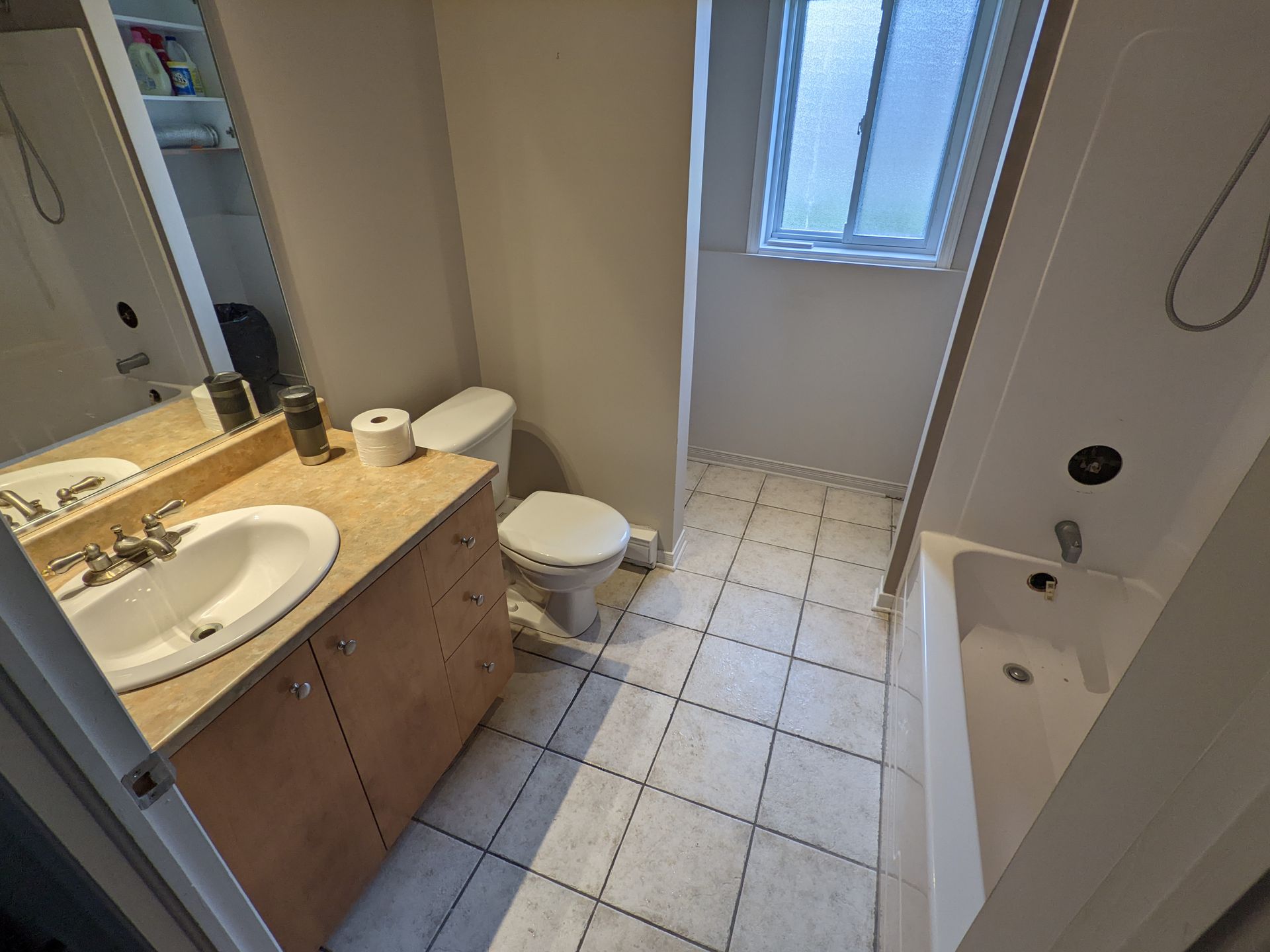 Une salle de bain avec un WC un lavabo et une baignoire