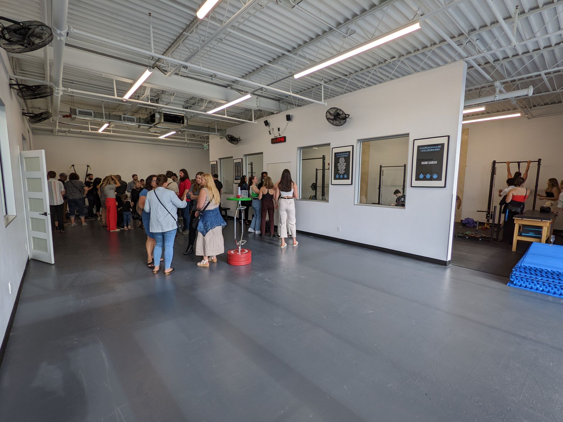Un groupe de personnes se tient dans une grande pièce.