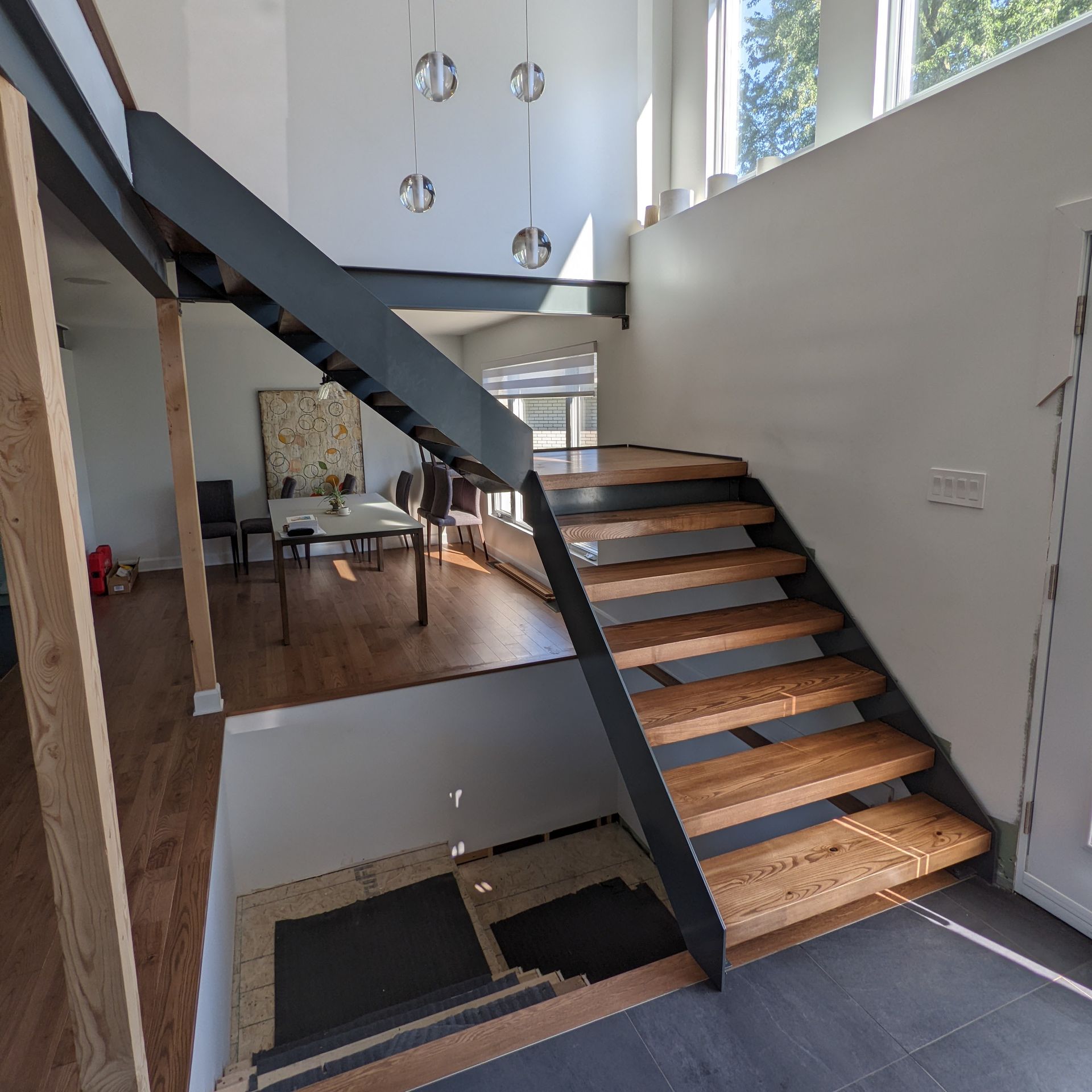 Un escalier en bois menant au deuxième étage d'une maison