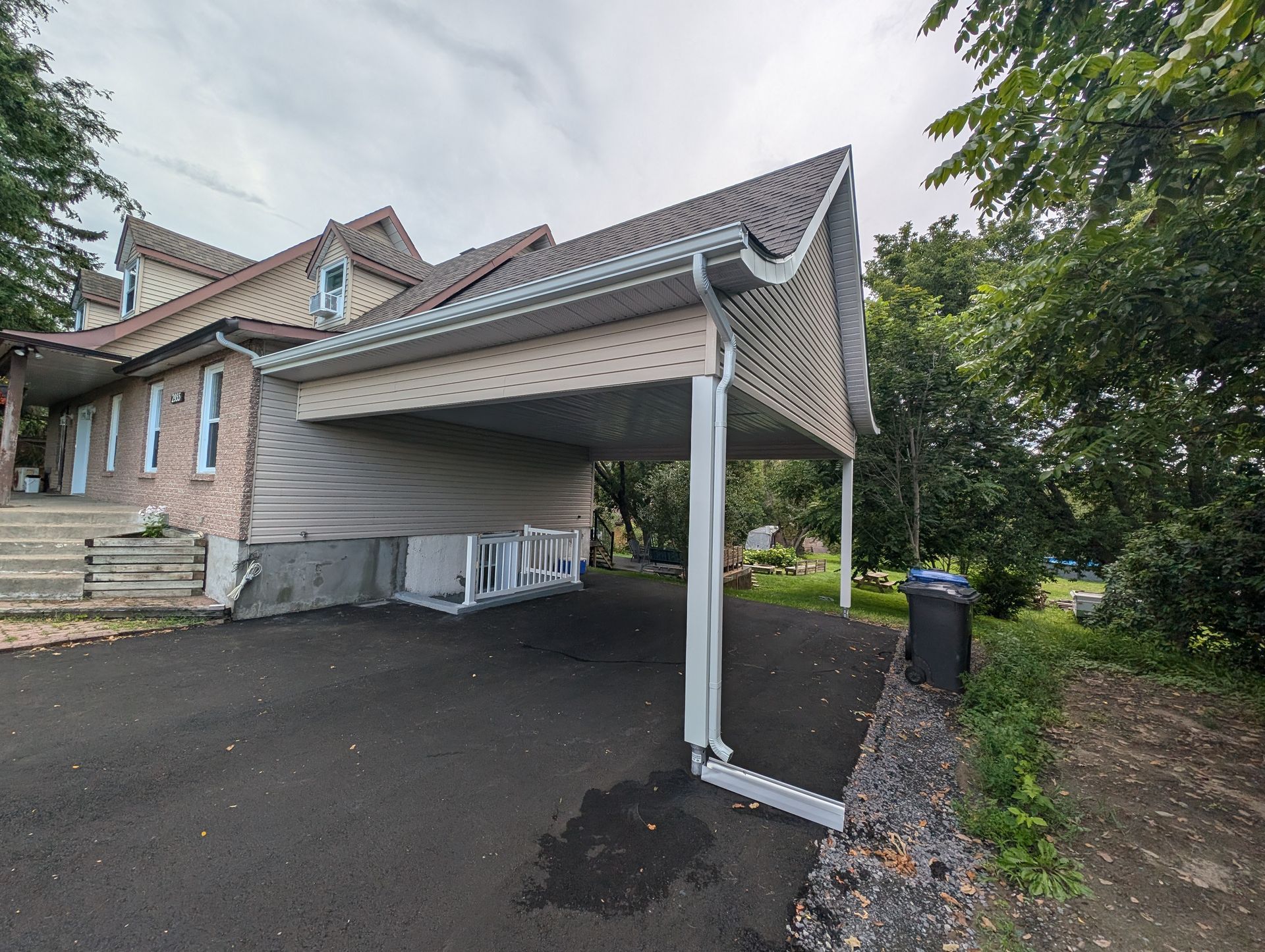 Un abri d'auto est attaché au côté d'une maison