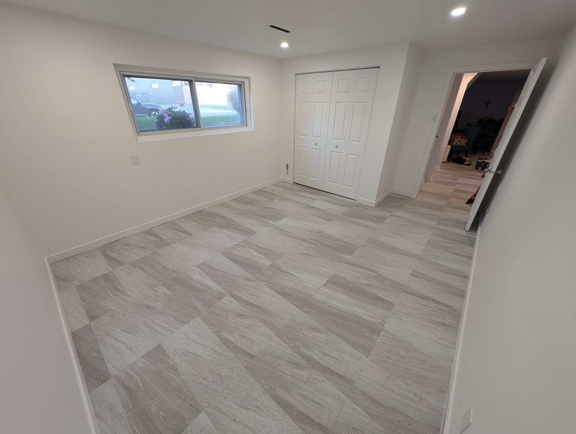 Il y a une grande fenêtre au milieu de la pièce.