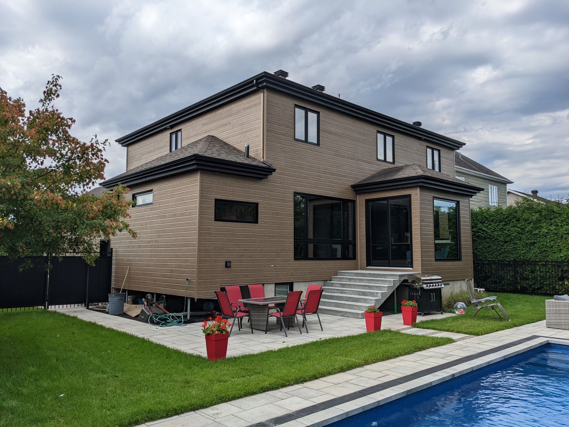 Une grande maison avec une piscine devant.