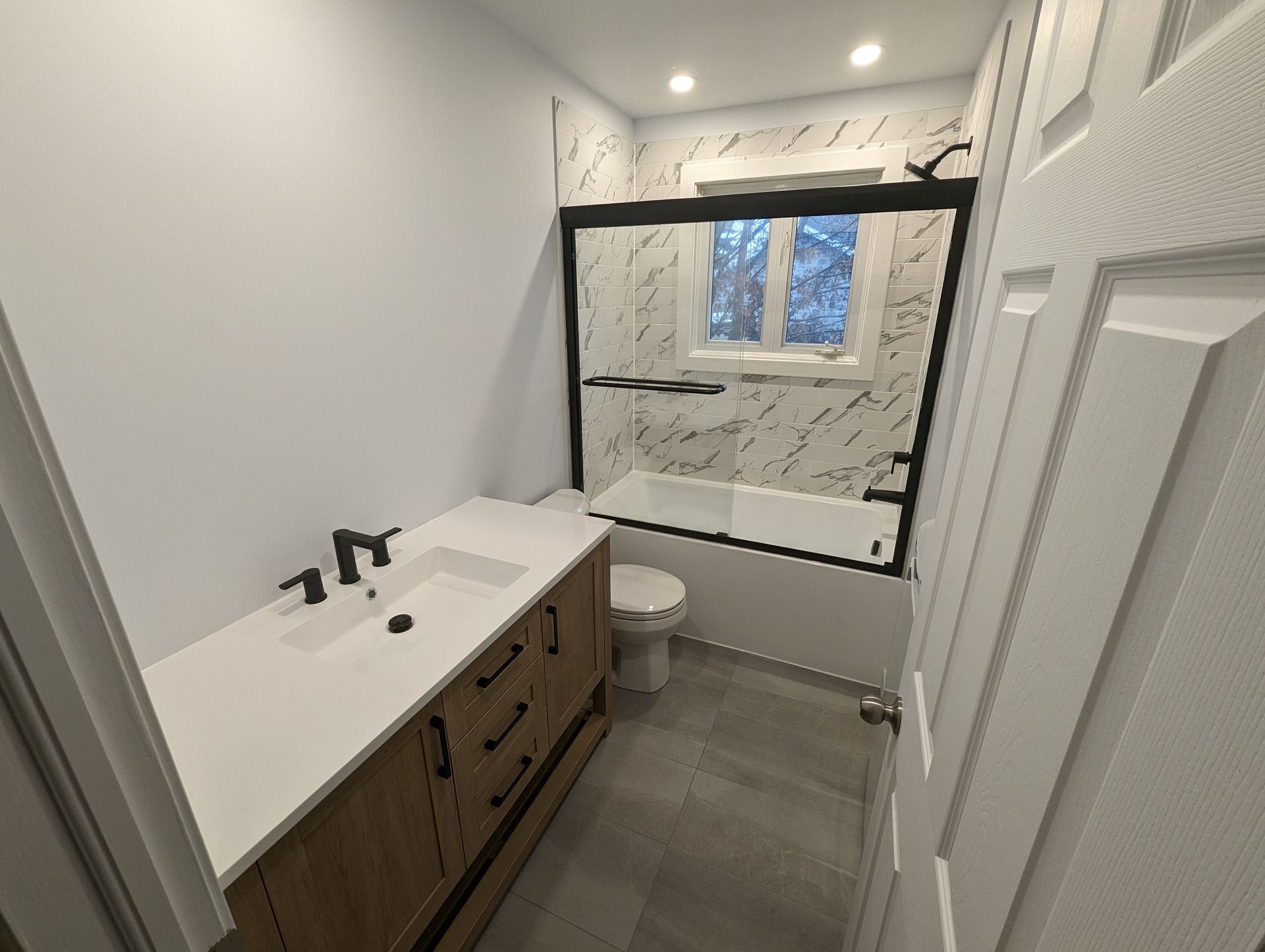 Une salle de bain avec lavabo, WC et baignoire.