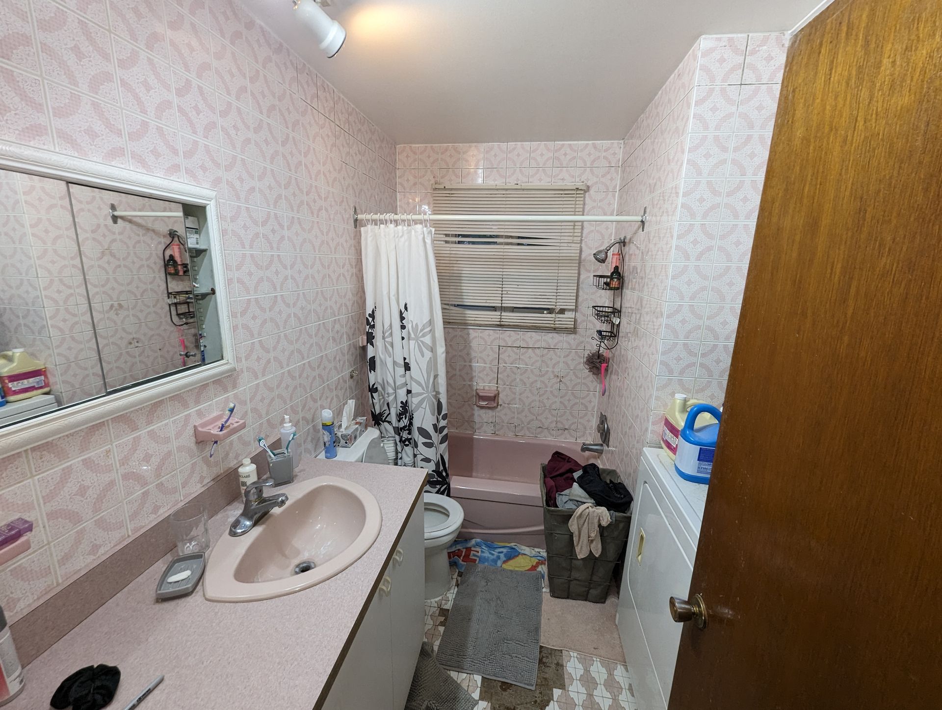 Une salle de bain avec lavabo, WC, douche et miroir.