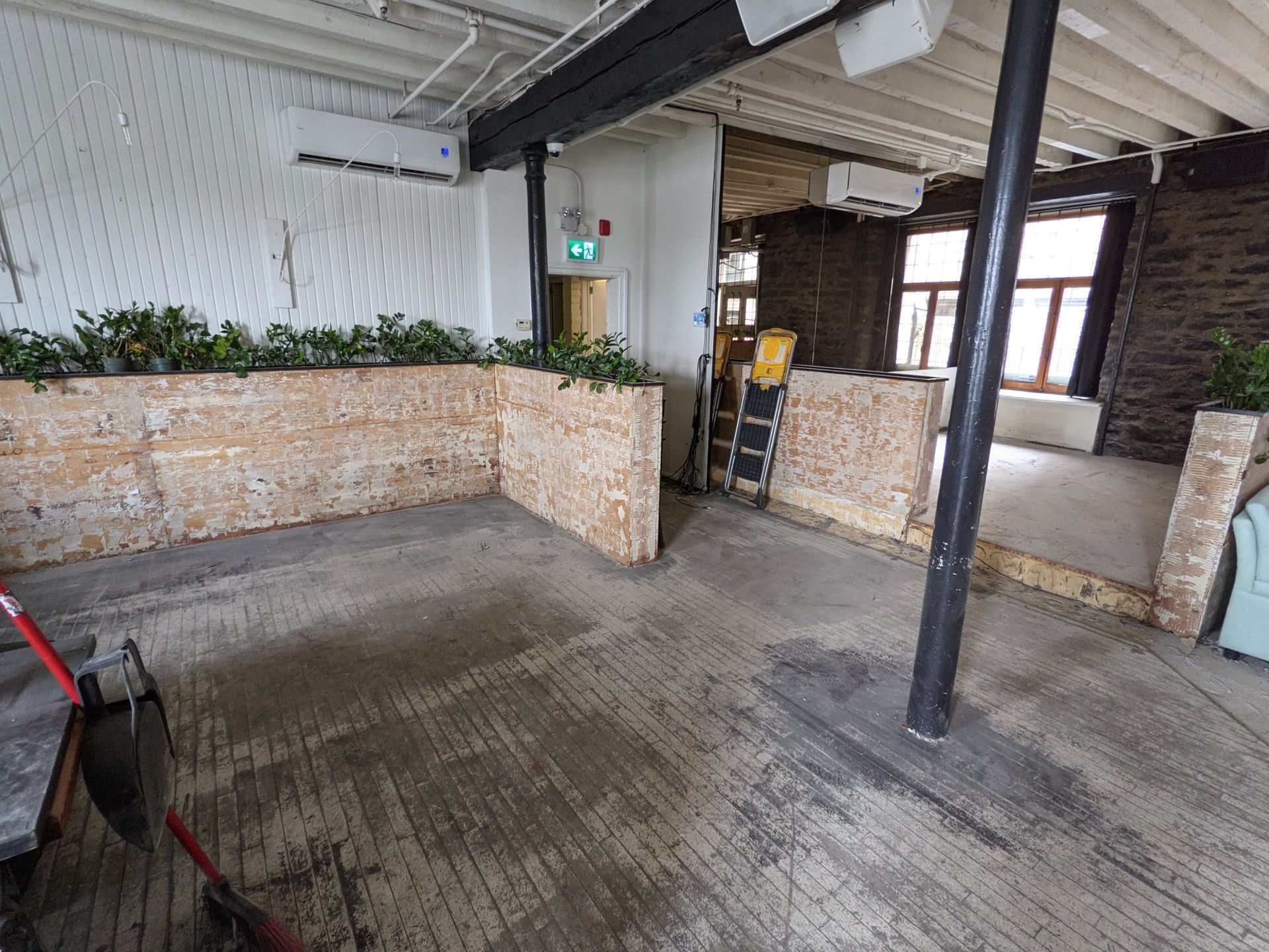 Une pièce vide avec une brouette au milieu.