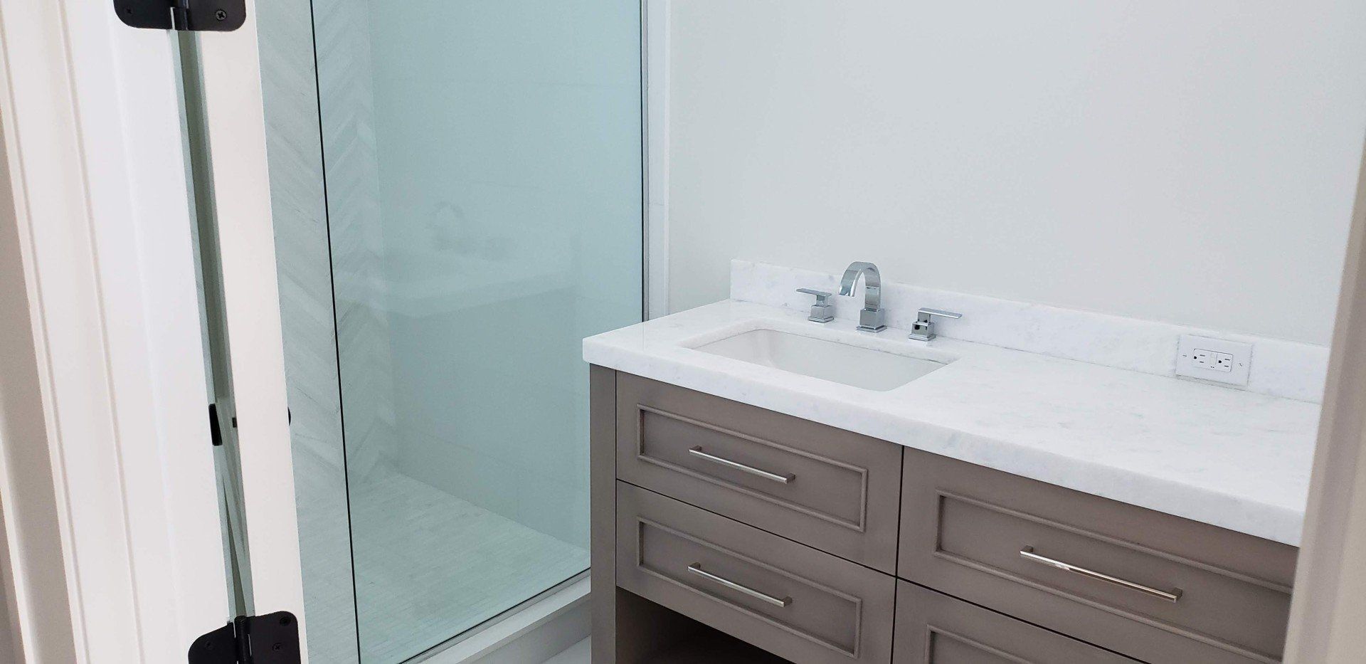 White Bathroom Sink — Naples, FL — Rain Forest Marble Inc.